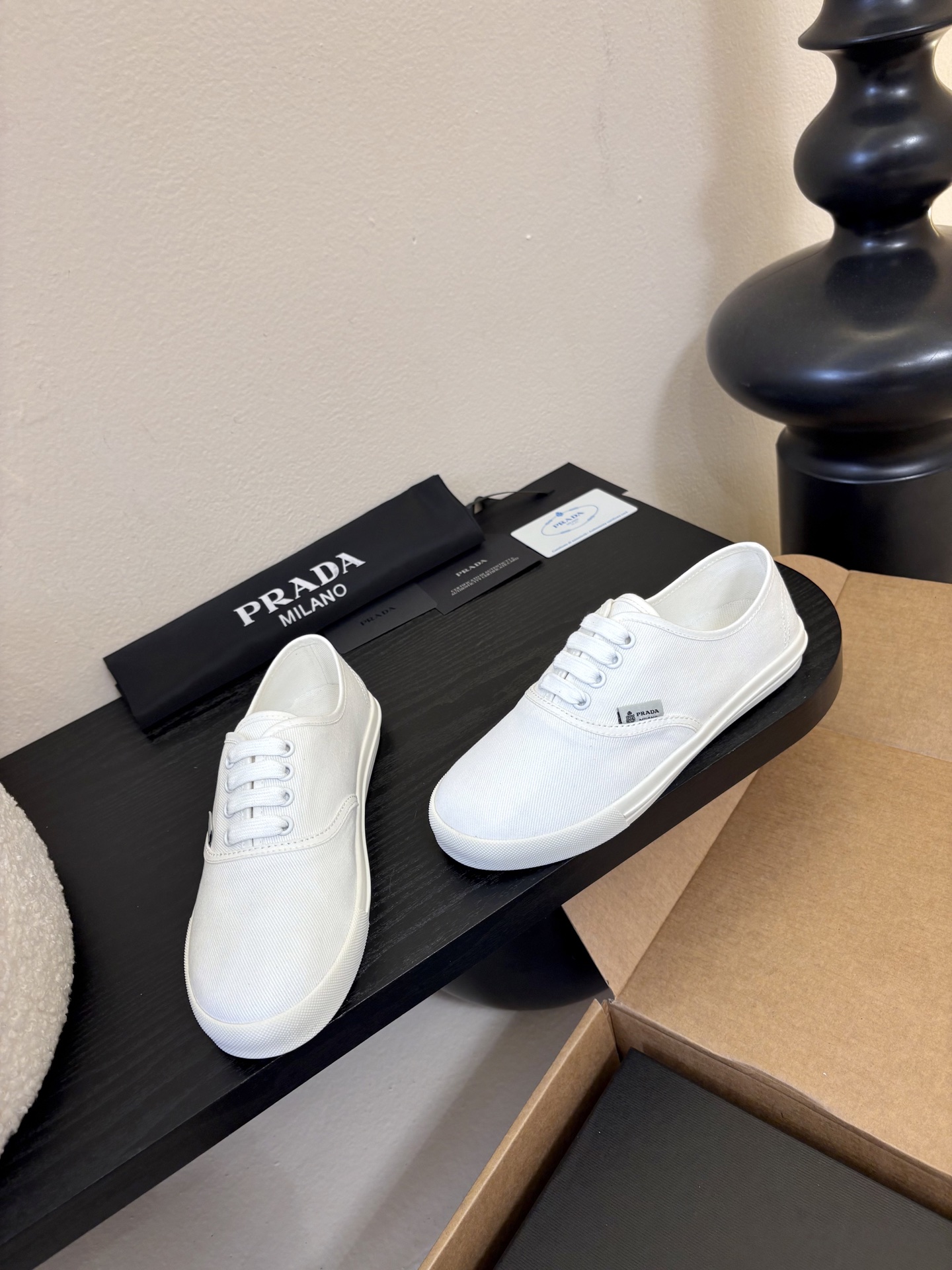 Prad*26ss早春新款简约经典帆布休闲鞋系列以经典帆布鞋为基础，鞋型利落百搭，没有复杂装饰，仅靠线条