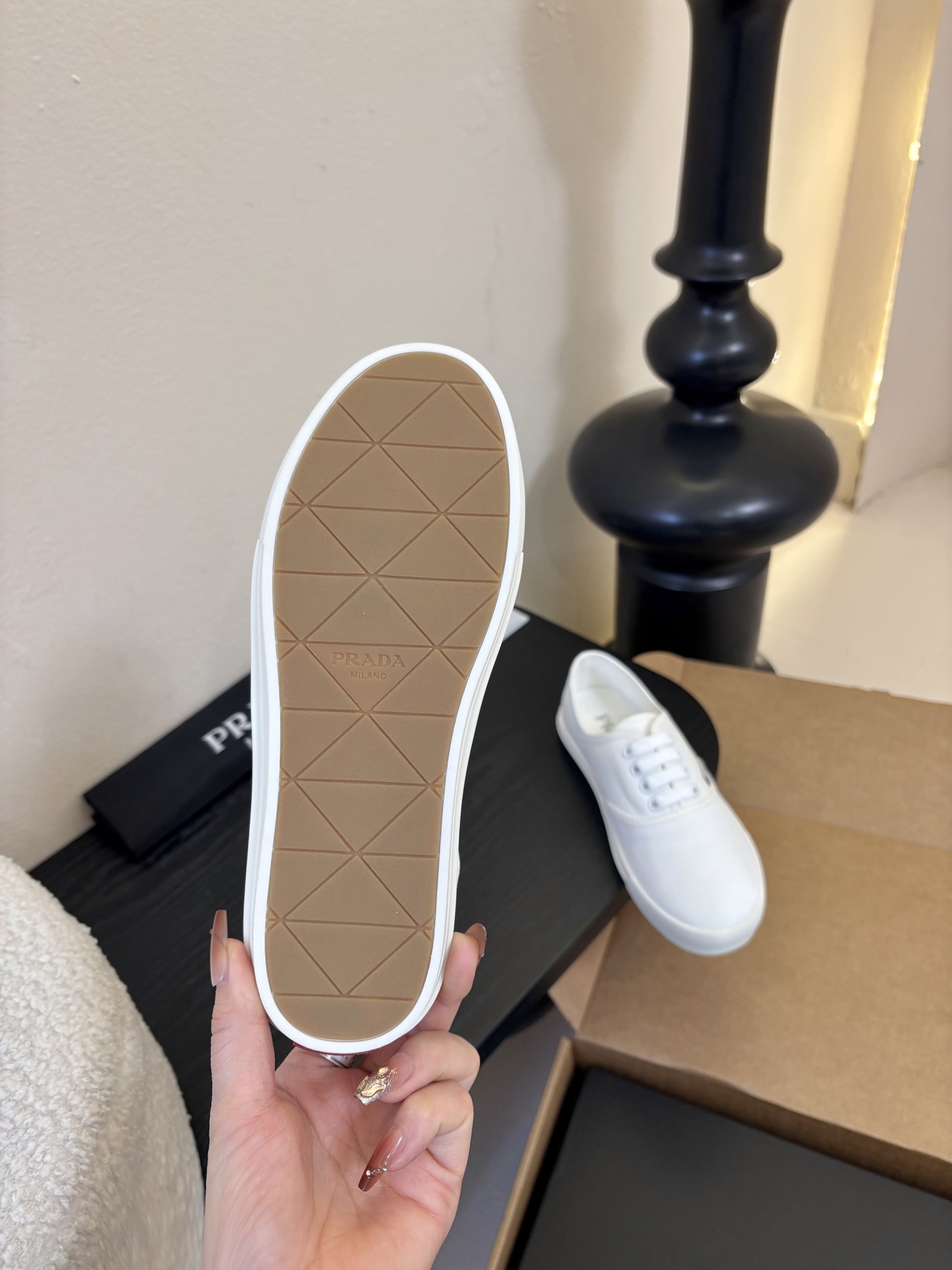 Prad*26ss早春新款简约经典帆布休闲鞋系列以经典帆布鞋为基础，鞋型利落百搭，没有复杂装饰，仅靠线条