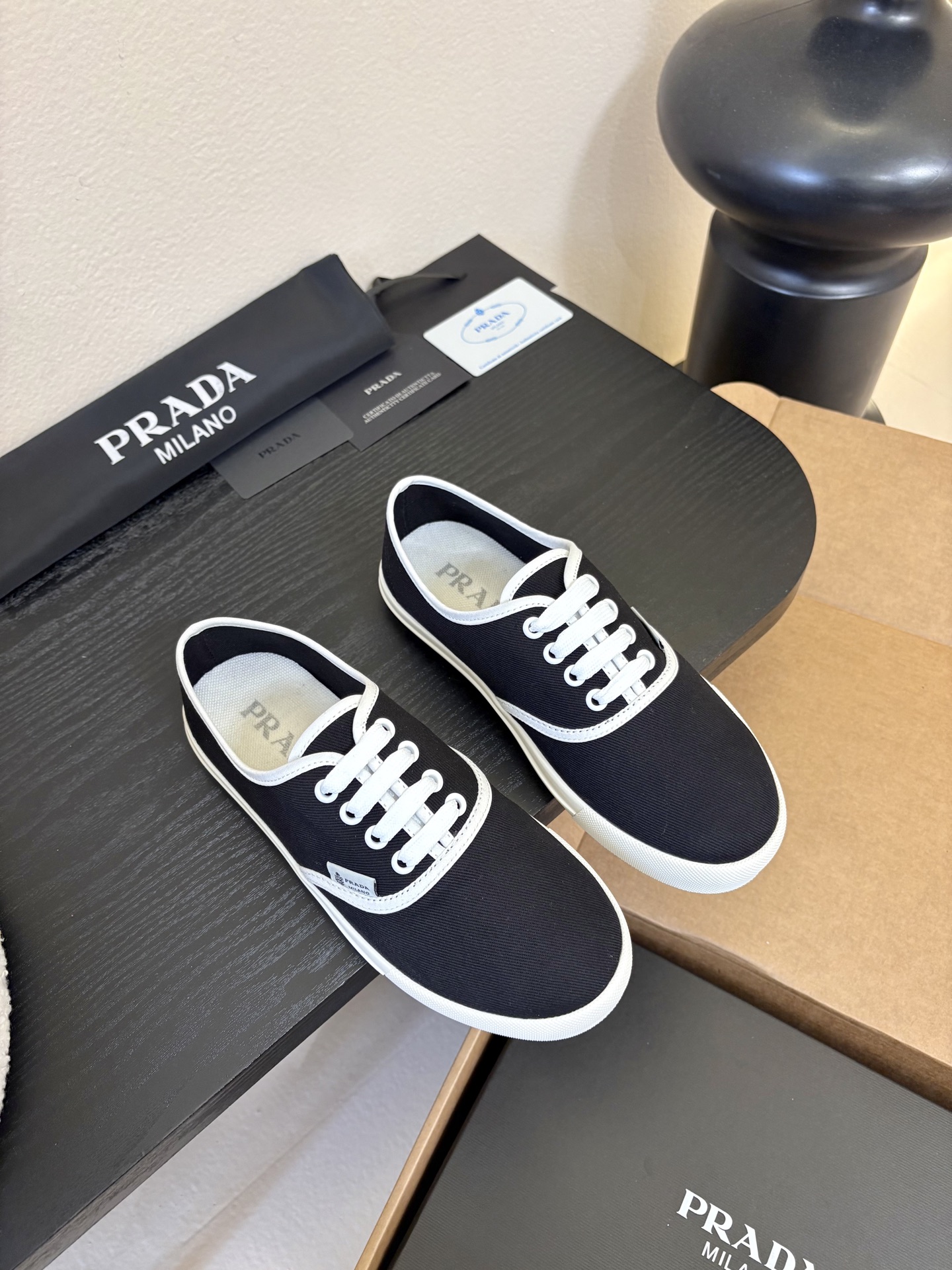 NO:725170,Prad*26ss new early spring series of simple classic canvas casual shoes is based on classic canvas shoes. The shoe shape is neat and versatile, without complicated decoration, and only relies on lines and details to convey a sense of luxury. The white rubber edging of the upper and toe creates a contrasting effect, which is an instantly recognizable brand design language and strengthens the retro casual atmosphere.  Black, white, burgundy, dark green and other colors are all versatile neutral colors, which can be paired with jeans and sweaters to create a casual daily look. The lining is made of soft lambskin, with cushioned insoles, which solves the pain point of traditional canvas shoes being too hard and can remain comfortable for long periods of time. Original fabric for the upper, sheepskin lining/original fabric, outsole, TPU two-color outsole, size 35-41 (customized sizes 40 and 41 are not returnable)  Heel height 2cm, casual shoes/sports shoes, prada, sneakers, hoodie, sweatshirts, jeans, sheepskin19860909Prad*26ss早春新款简约经典帆布休闲鞋系列 以经典帆布鞋为基础,鞋型利落百搭,没有复杂装饰,仅靠线条和细节传递高级感.鞋面与鞋头的白色橡胶包边形成撞色效果,是一眼可辨的品牌设计语言,强化了复古休闲氛围. 黑、白、酒红、墨绿等配色都是百搭中性色,既能搭配牛仔裤、卫衣打造随性日常造型.内衬采用柔软的小羊皮,搭配缓冲鞋垫,解决了传统帆布鞋偏硬的痛点,长时间穿着也能保持舒适. 鞋面原版布料 内里羊皮/原版布料 大底TPU双色大底 size35-41码（40、41码定制不退换） 跟高2cm,休闲鞋/运动鞋,prada,sneakers,hoodie,sweatshirts,jeans,sheepskin,Women's Shoes