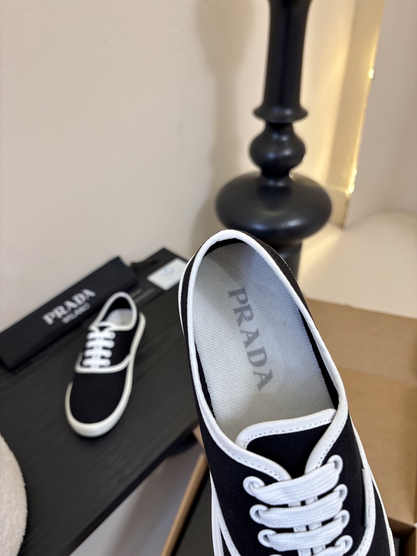 Prad*26ss早春新款简约经典帆布休闲鞋系列以经典帆布鞋为基础，鞋型利落百搭，没有复杂装饰，仅靠线条