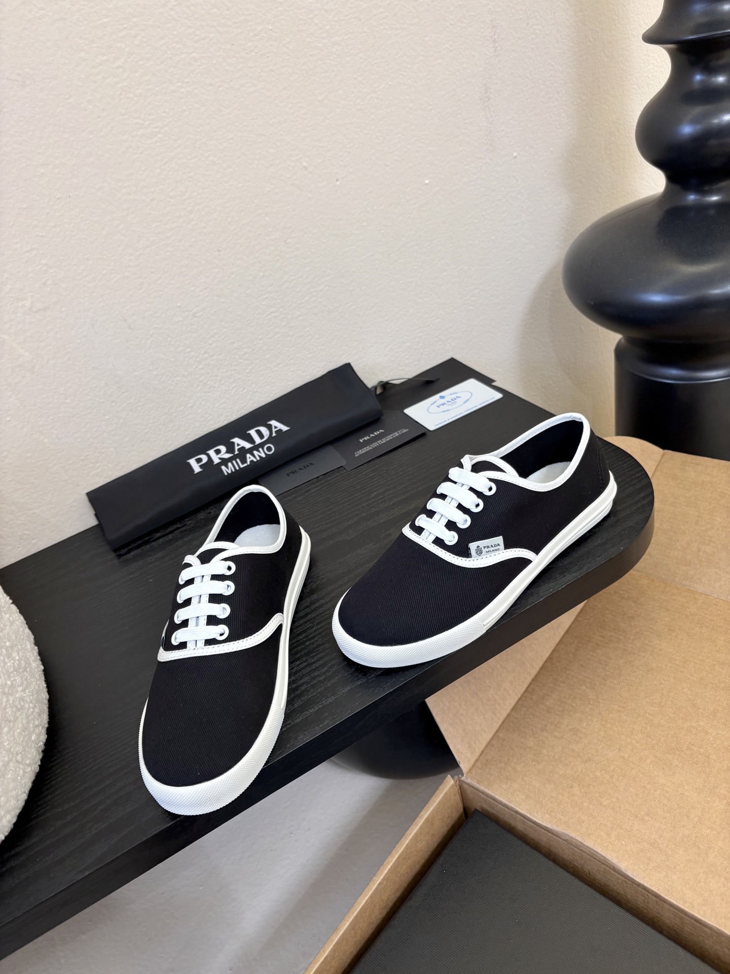 Prad*26ss早春新款简约经典帆布休闲鞋系列以经典帆布鞋为基础，鞋型利落百搭，没有复杂装饰，仅靠线条