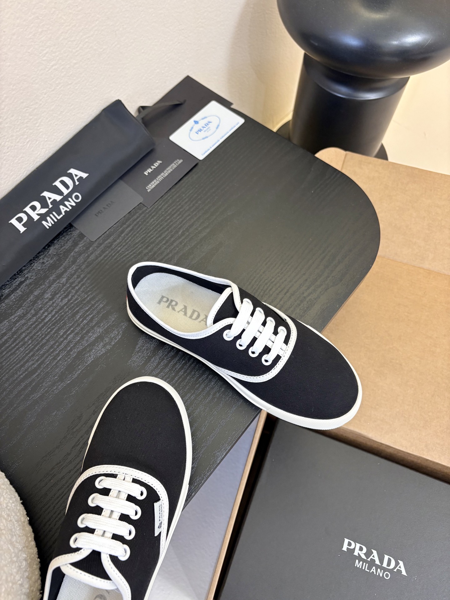 Prad*26ss早春新款简约经典帆布休闲鞋系列以经典帆布鞋为基础，鞋型利落百搭，没有复杂装饰，仅靠线条