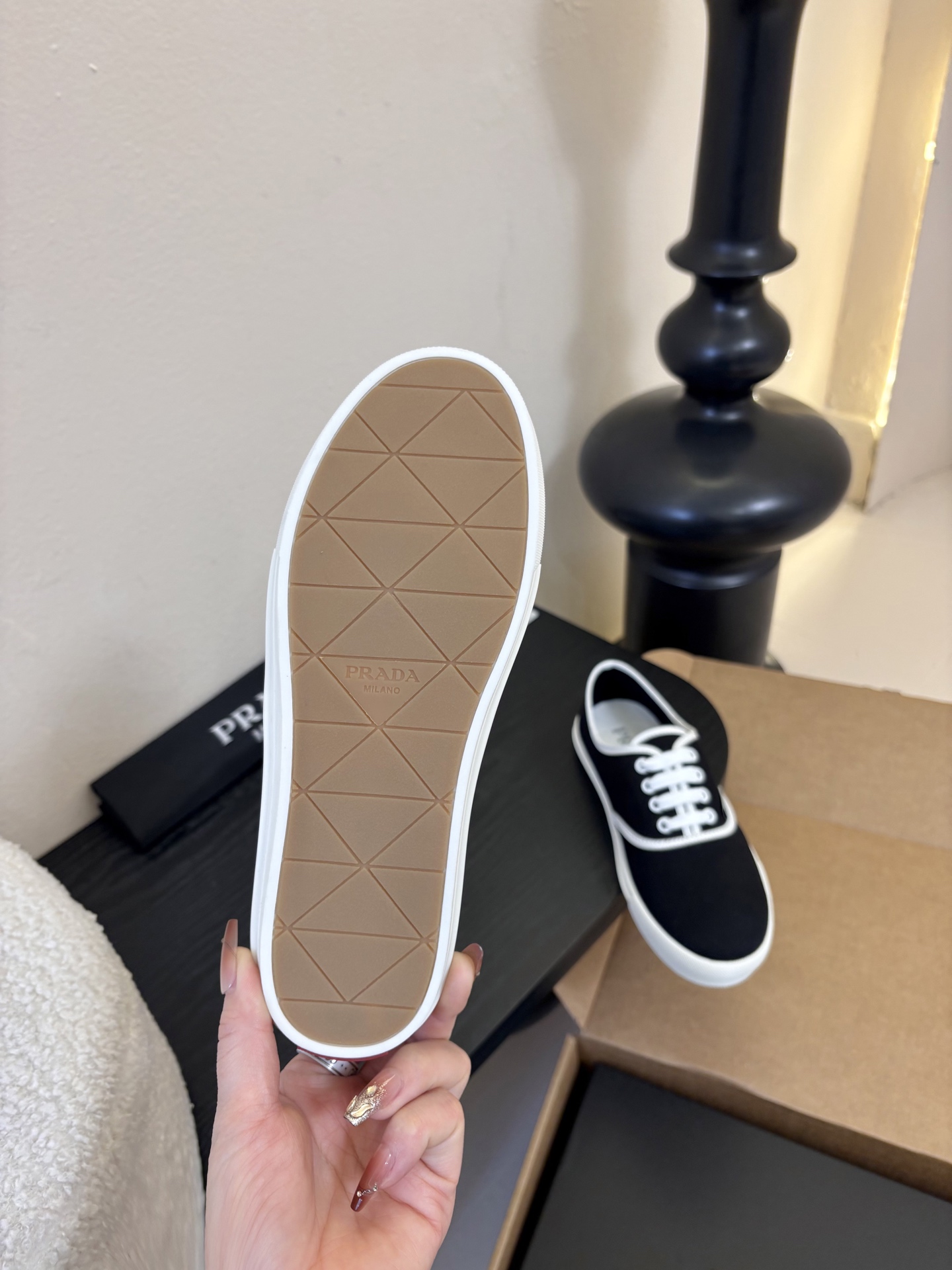 Prad*26ss早春新款简约经典帆布休闲鞋系列以经典帆布鞋为基础，鞋型利落百搭，没有复杂装饰，仅靠线条