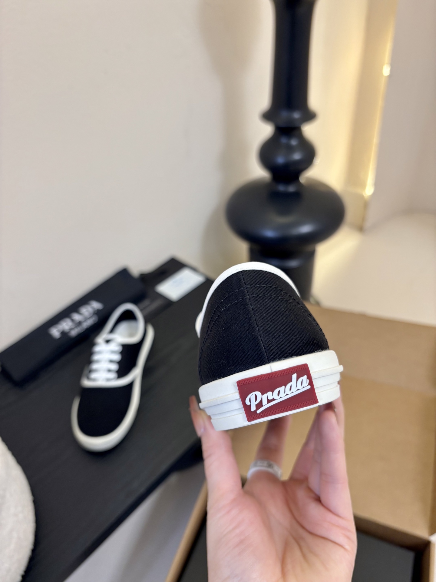 Prad*26ss早春新款简约经典帆布休闲鞋系列以经典帆布鞋为基础，鞋型利落百搭，没有复杂装饰，仅靠线条