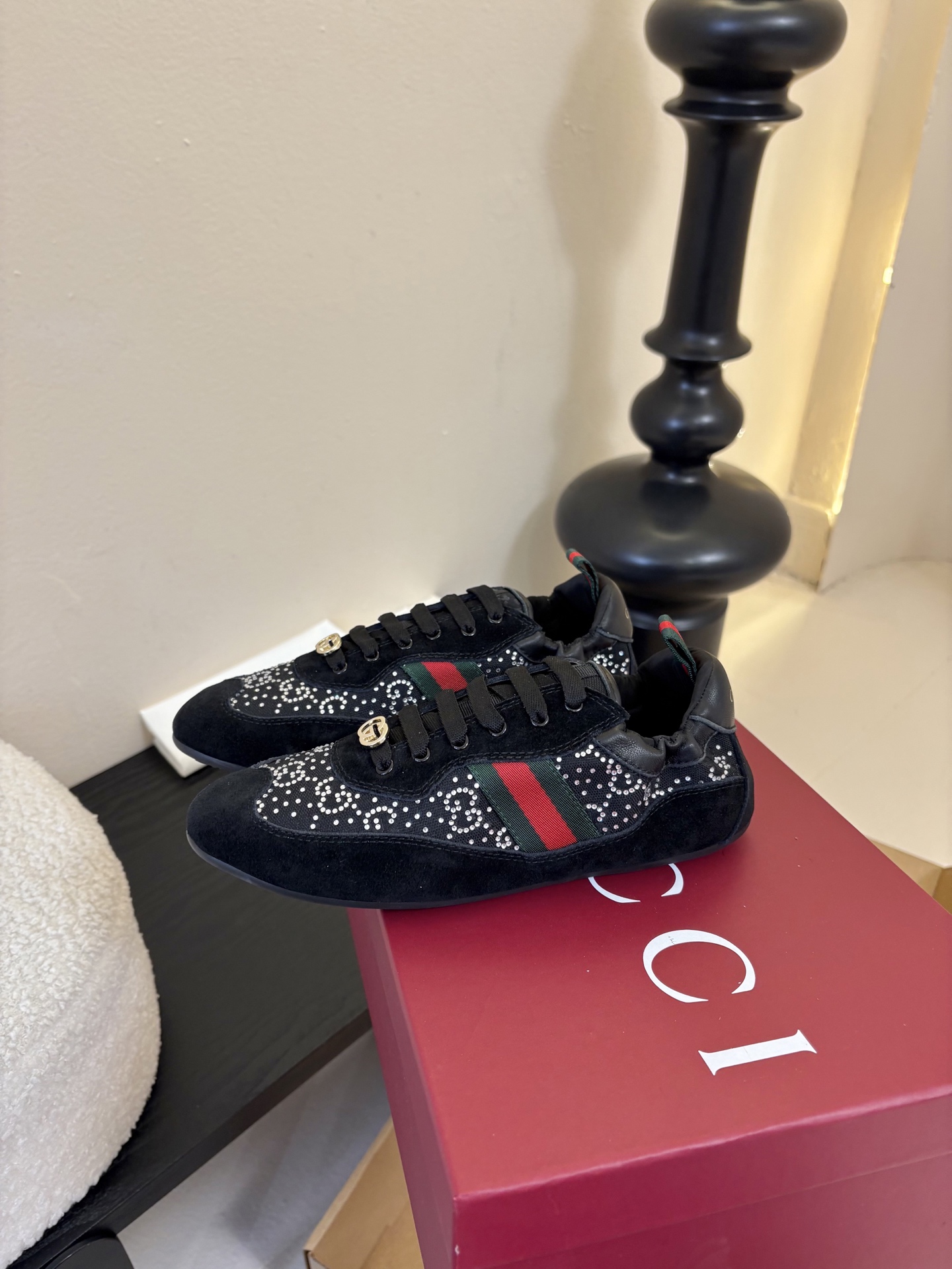 Gucc*26ss经典复古烫钻跑鞋运动鞋休闲鞋鞋面的水钻镶嵌，内衬采用细腻小羊皮，触感亲肤且透气性佳。鞋