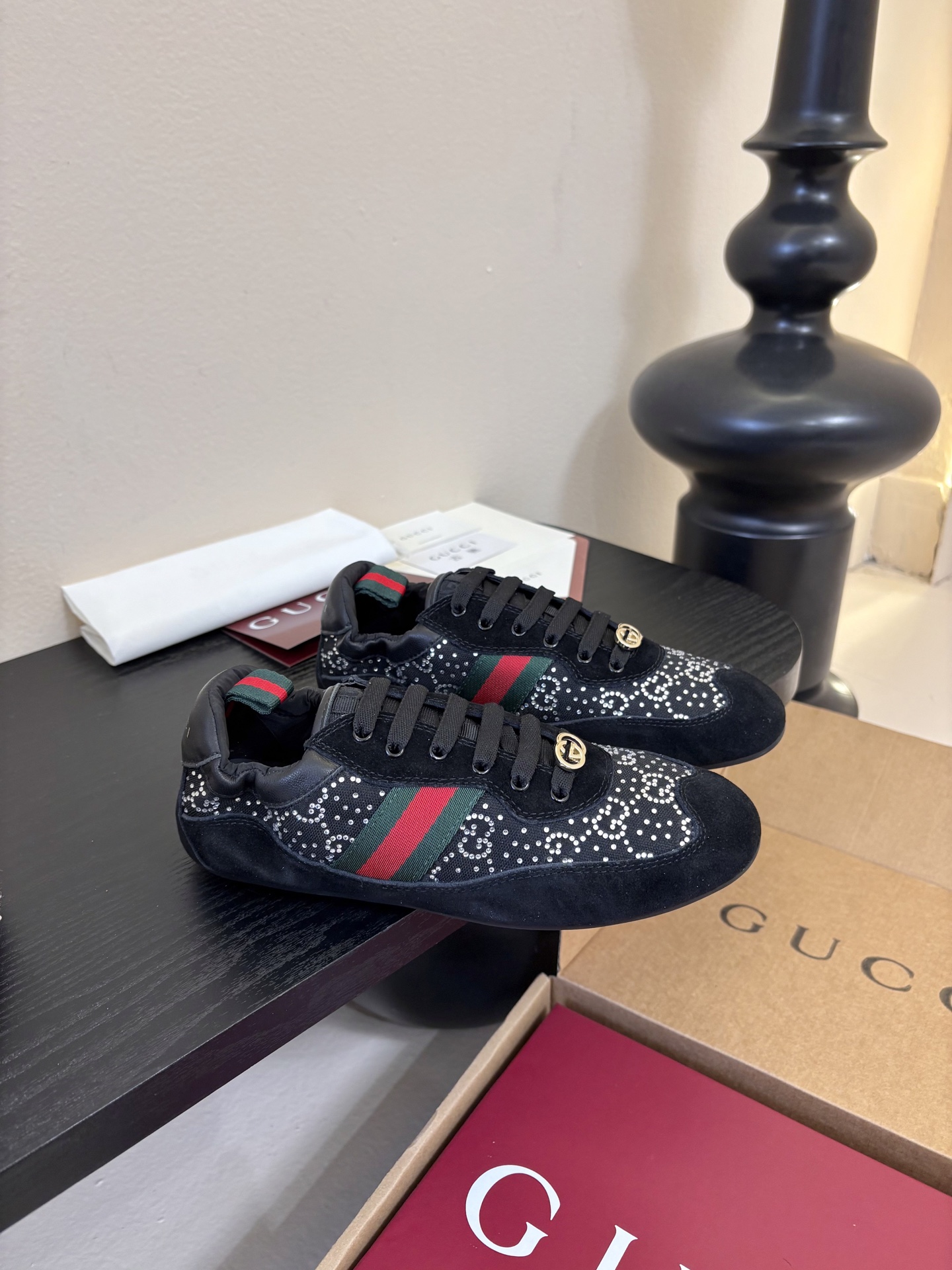 Gucc*26ss经典复古烫钻跑鞋运动鞋休闲鞋鞋面的水钻镶嵌，内衬采用细腻小羊皮，触感亲肤且透气性佳。鞋