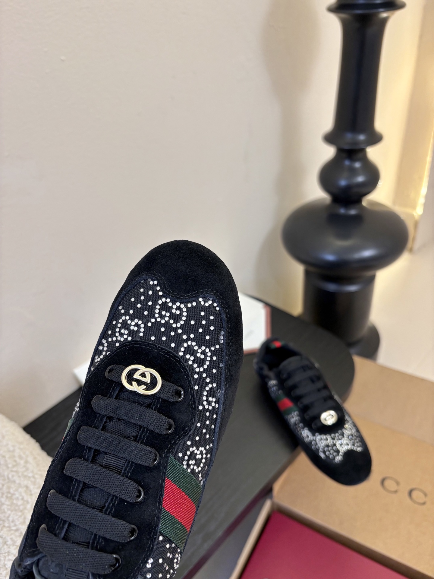 Gucc*26ss经典复古烫钻跑鞋运动鞋休闲鞋鞋面的水钻镶嵌，内衬采用细腻小羊皮，触感亲肤且透气性佳。鞋