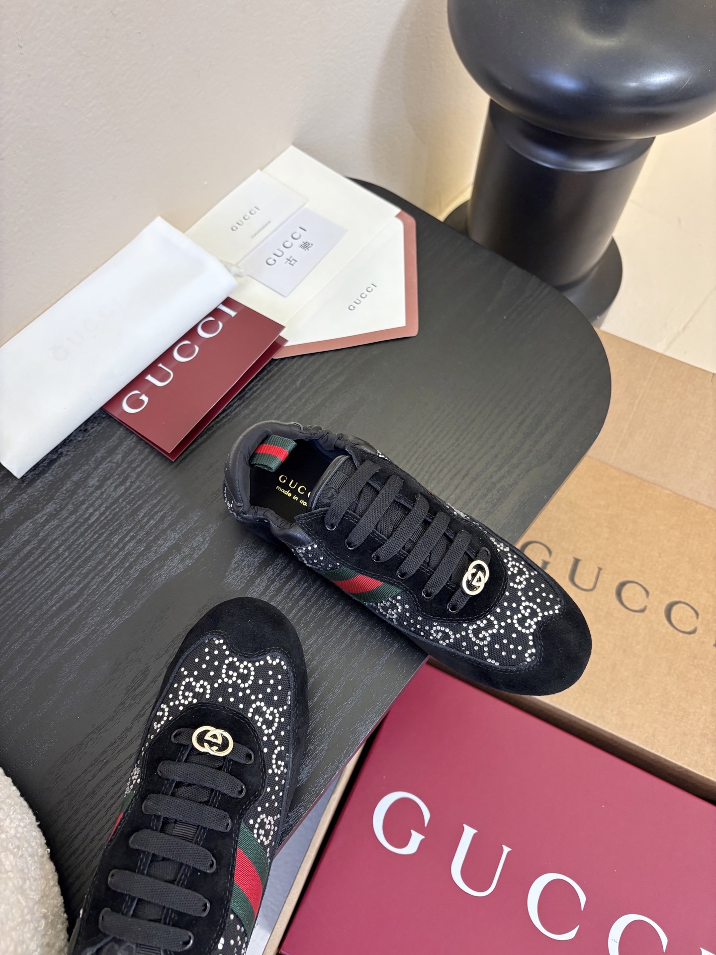 Gucc*26ss经典复古烫钻跑鞋运动鞋休闲鞋鞋面的水钻镶嵌，内衬采用细腻小羊皮，触感亲肤且透气性佳。鞋