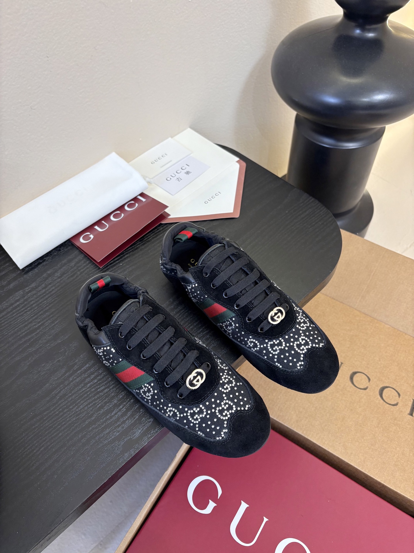 Gucc*26ss经典复古烫钻跑鞋运动鞋休闲鞋鞋面的水钻镶嵌，内衬采用细腻小羊皮，触感亲肤且透气性佳。鞋