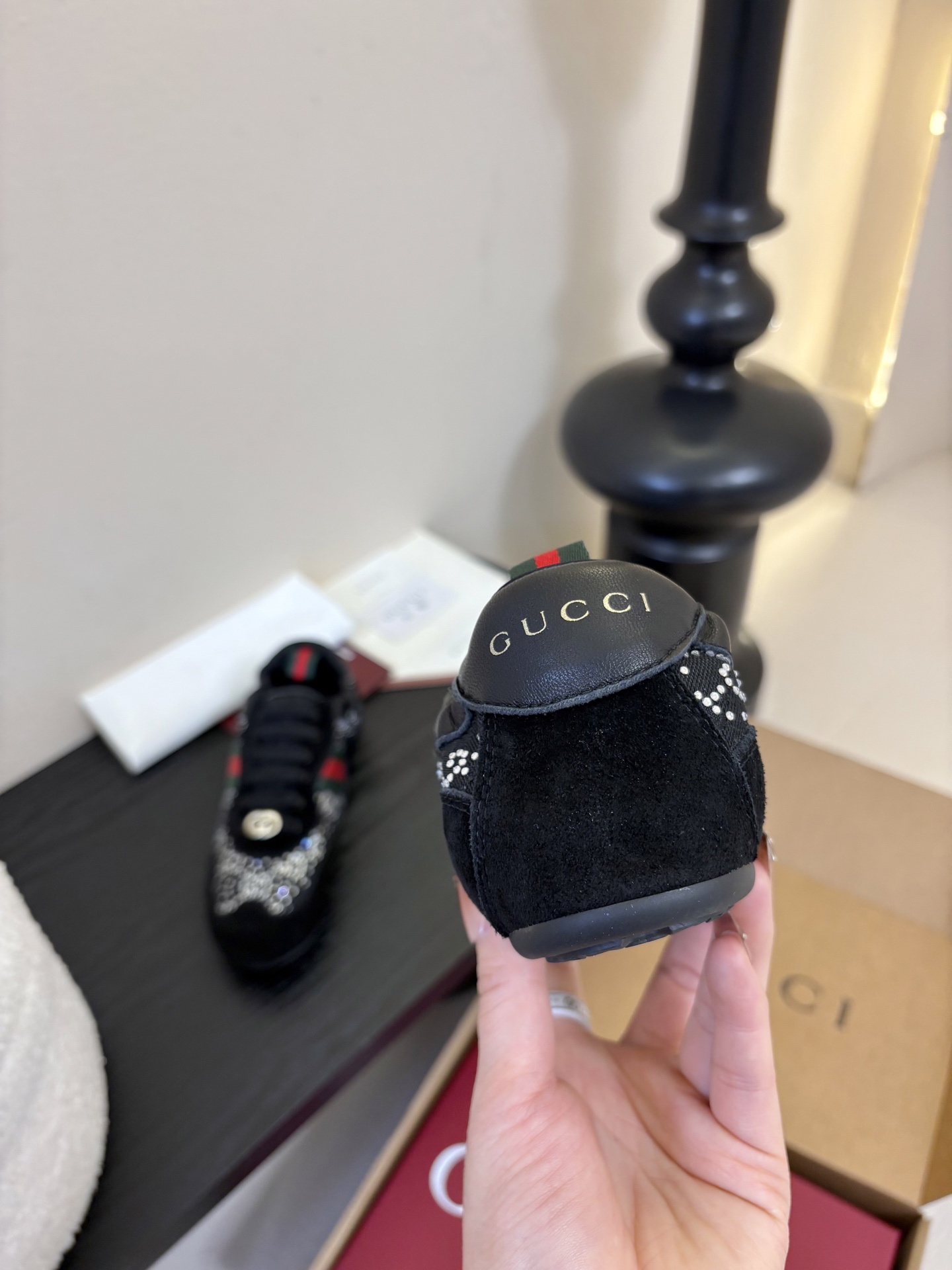 Gucc*26ss经典复古烫钻跑鞋运动鞋休闲鞋鞋面的水钻镶嵌，内衬采用细腻小羊皮，触感亲肤且透气性佳。鞋