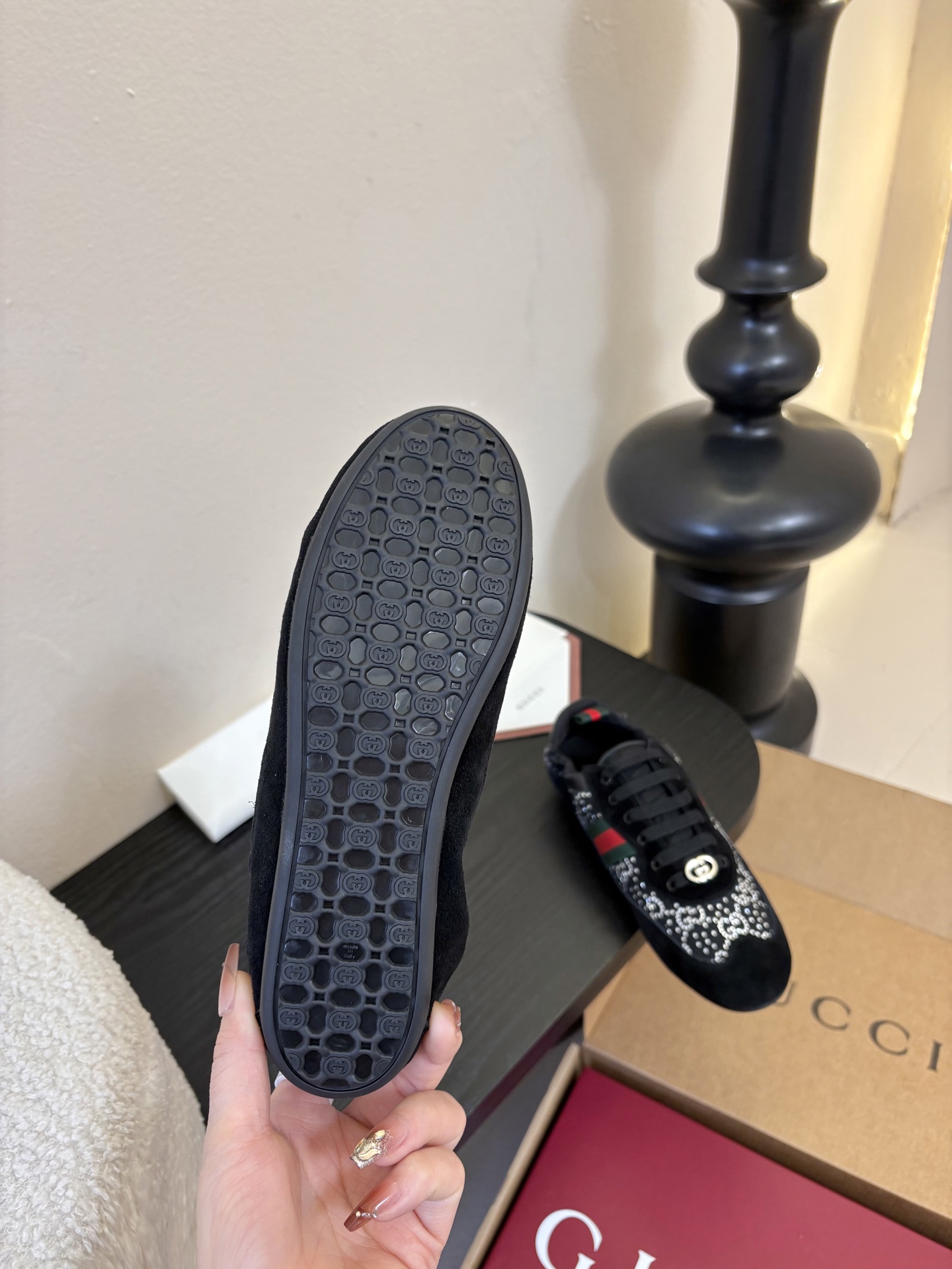 Gucc*26ss经典复古烫钻跑鞋运动鞋休闲鞋鞋面的水钻镶嵌，内衬采用细腻小羊皮，触感亲肤且透气性佳。鞋