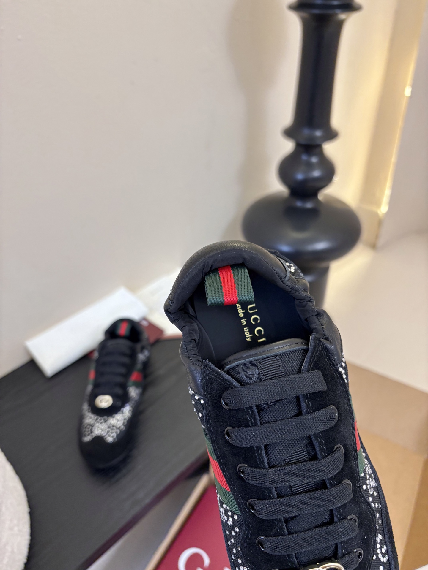 Gucc*26ss经典复古烫钻跑鞋运动鞋休闲鞋鞋面的水钻镶嵌，内衬采用细腻小羊皮，触感亲肤且透气性佳。鞋