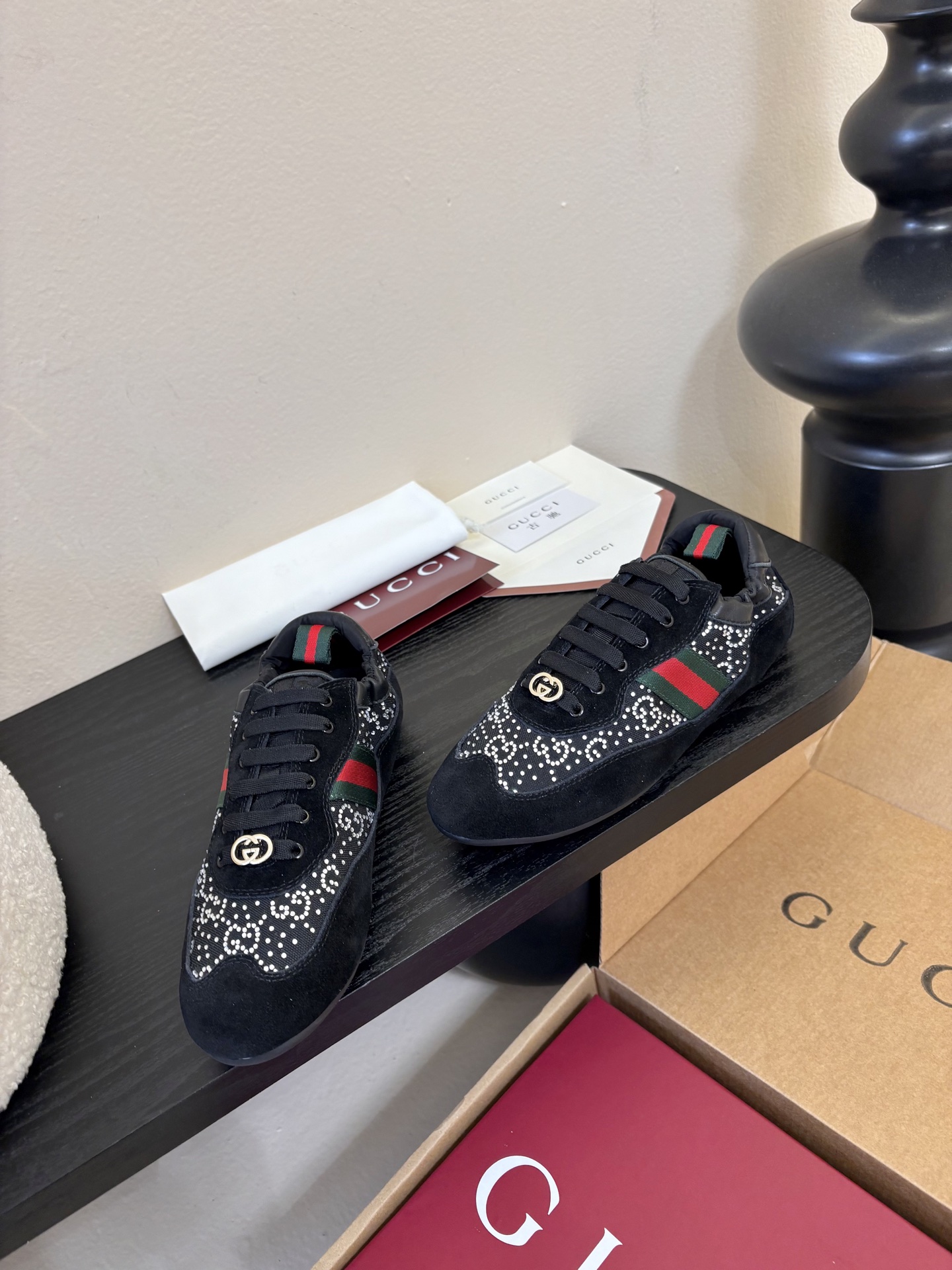 Gucc*26ss经典复古烫钻跑鞋运动鞋休闲鞋鞋面的水钻镶嵌，内衬采用细腻小羊皮，触感亲肤且透气性佳。鞋