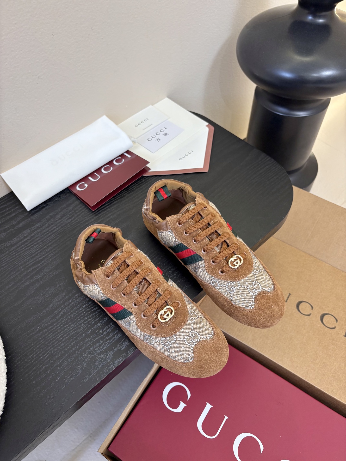 Gucc*26ss经典复古烫钻跑鞋运动鞋休闲鞋鞋面的水钻镶嵌，内衬采用细腻小羊皮，触感亲肤且透气性佳。鞋