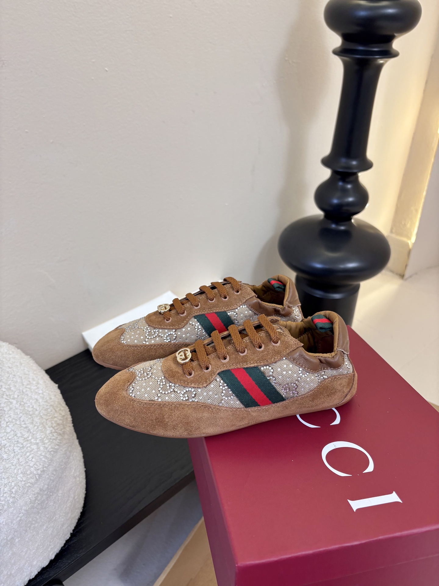 Gucc*26ss经典复古烫钻跑鞋运动鞋休闲鞋鞋面的水钻镶嵌，内衬采用细腻小羊皮，触感亲肤且透气性佳。鞋