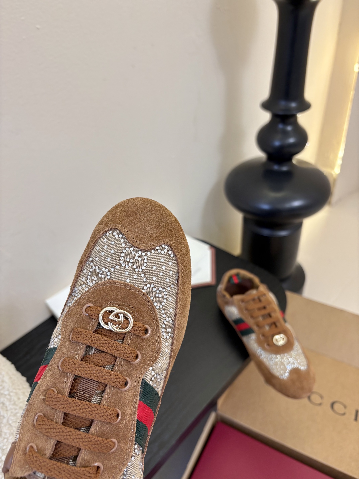 Gucc*26ss经典复古烫钻跑鞋运动鞋休闲鞋鞋面的水钻镶嵌，内衬采用细腻小羊皮，触感亲肤且透气性佳。鞋