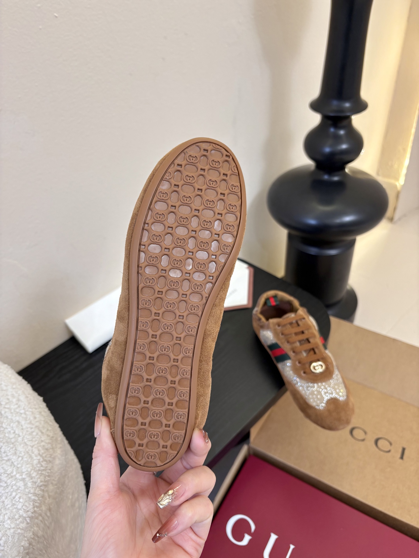 Gucc*26ss经典复古烫钻跑鞋运动鞋休闲鞋鞋面的水钻镶嵌，内衬采用细腻小羊皮，触感亲肤且透气性佳。鞋