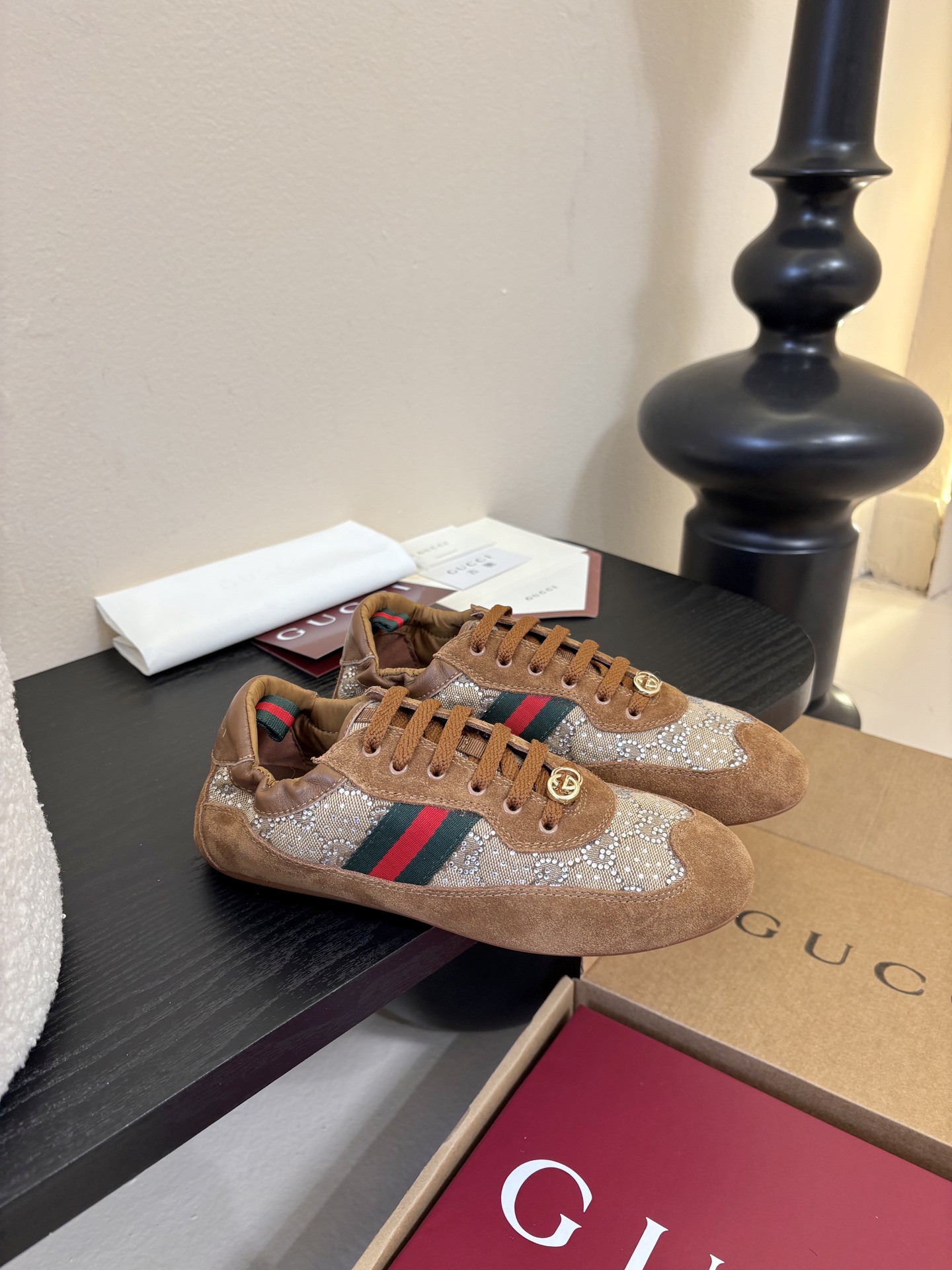 Gucc*26ss经典复古烫钻跑鞋运动鞋休闲鞋鞋面的水钻镶嵌，内衬采用细腻小羊皮，触感亲肤且透气性佳。鞋