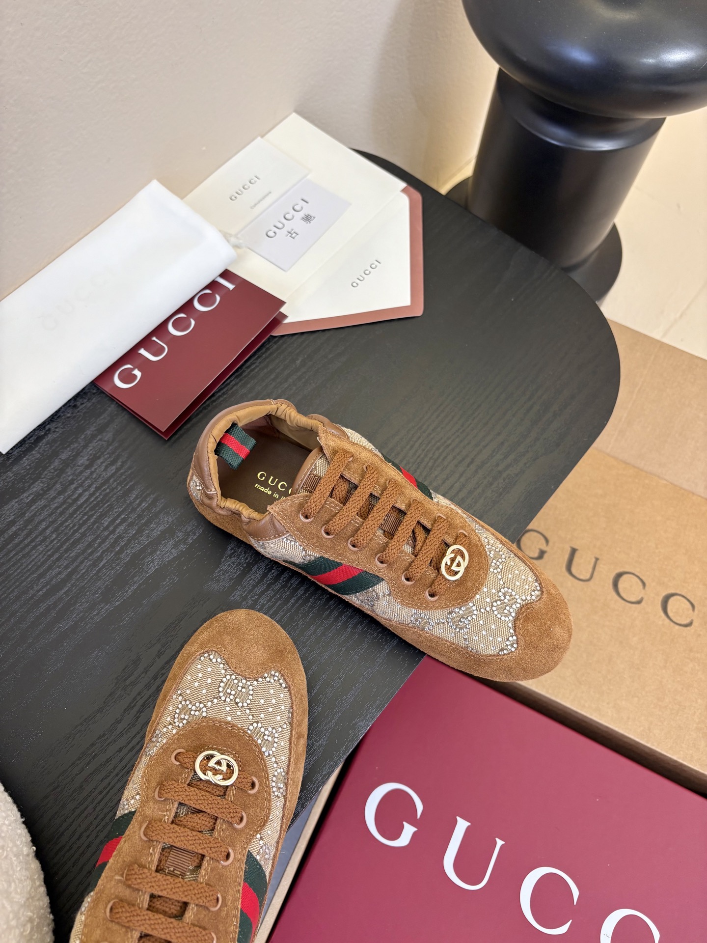 Gucc*26ss经典复古烫钻跑鞋运动鞋休闲鞋鞋面的水钻镶嵌，内衬采用细腻小羊皮，触感亲肤且透气性佳。鞋