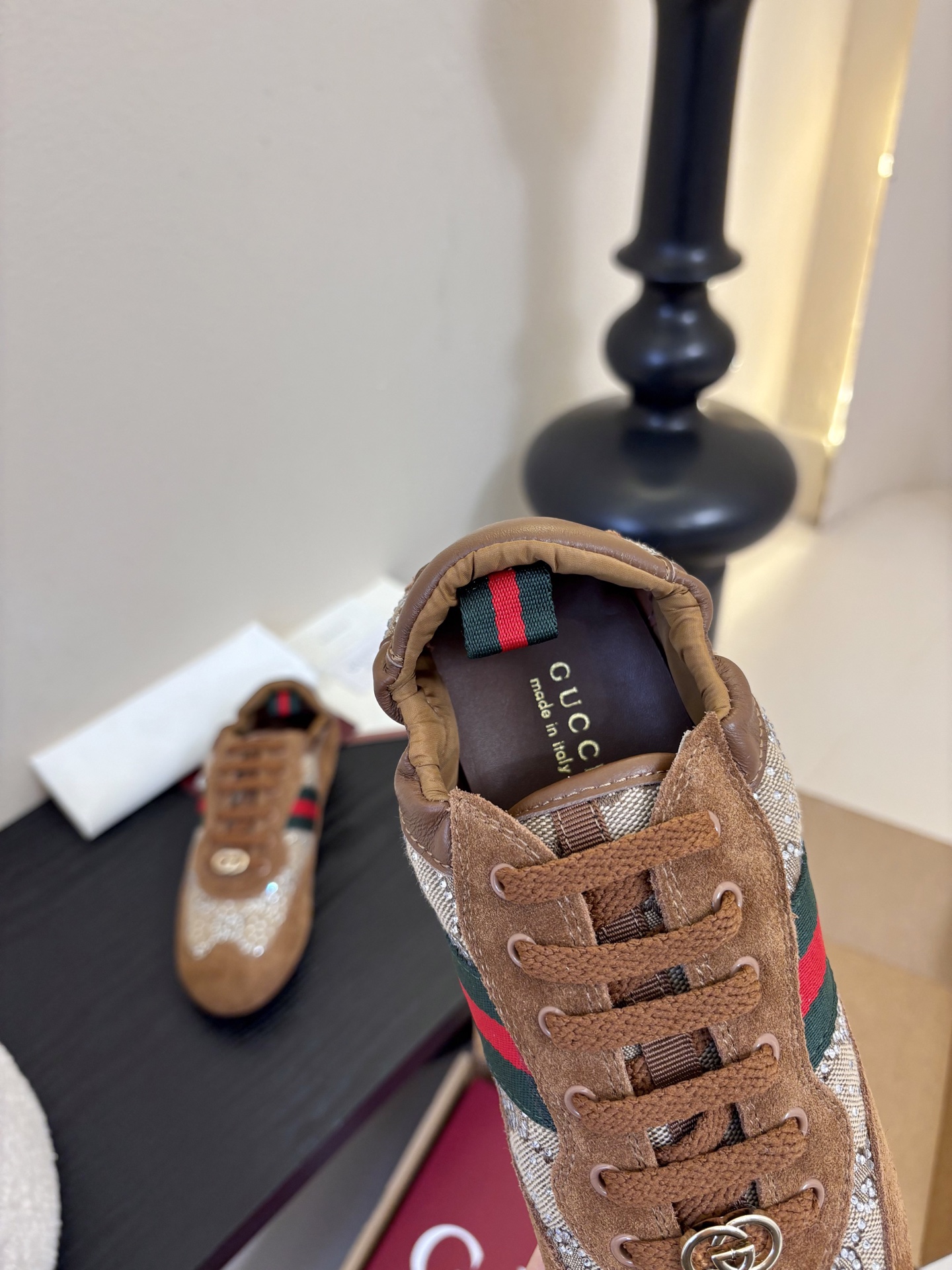 Gucc*26ss经典复古烫钻跑鞋运动鞋休闲鞋鞋面的水钻镶嵌，内衬采用细腻小羊皮，触感亲肤且透气性佳。鞋