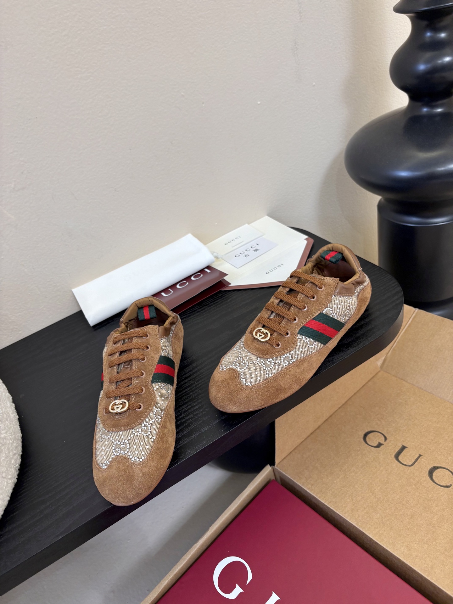 Gucc*26ss经典复古烫钻跑鞋运动鞋休闲鞋鞋面的水钻镶嵌，内衬采用细腻小羊皮，触感亲肤且透气性佳。鞋