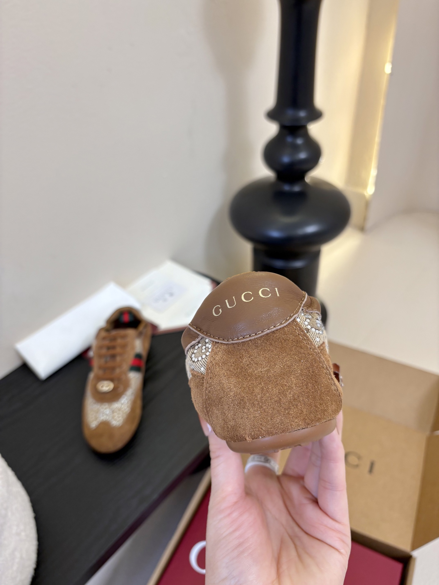 Gucc*26ss经典复古烫钻跑鞋运动鞋休闲鞋鞋面的水钻镶嵌，内衬采用细腻小羊皮，触感亲肤且透气性佳。鞋