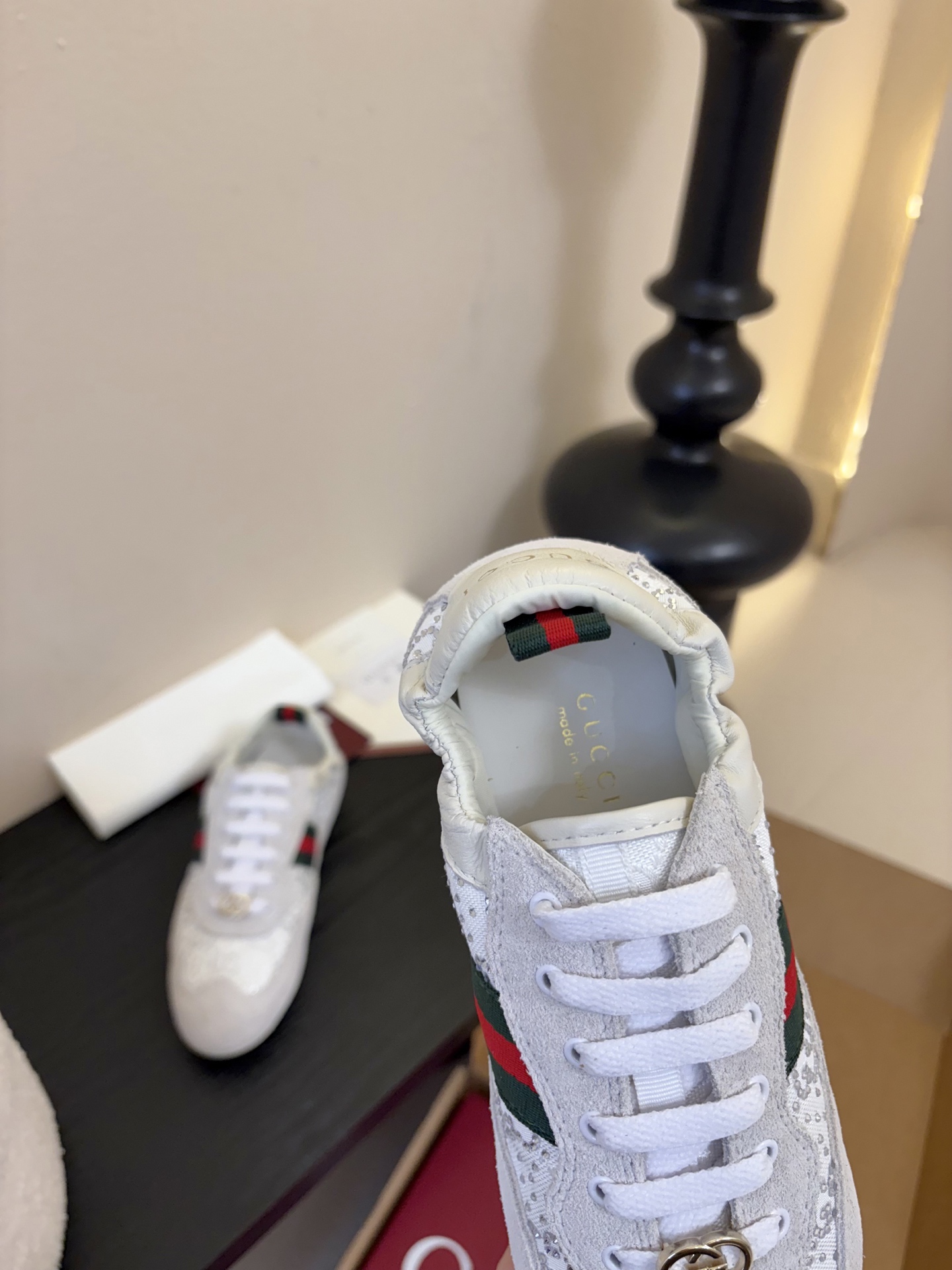 Gucc*26ss经典复古烫钻跑鞋运动鞋休闲鞋鞋面的水钻镶嵌，内衬采用细腻小羊皮，触感亲肤且透气性佳。鞋