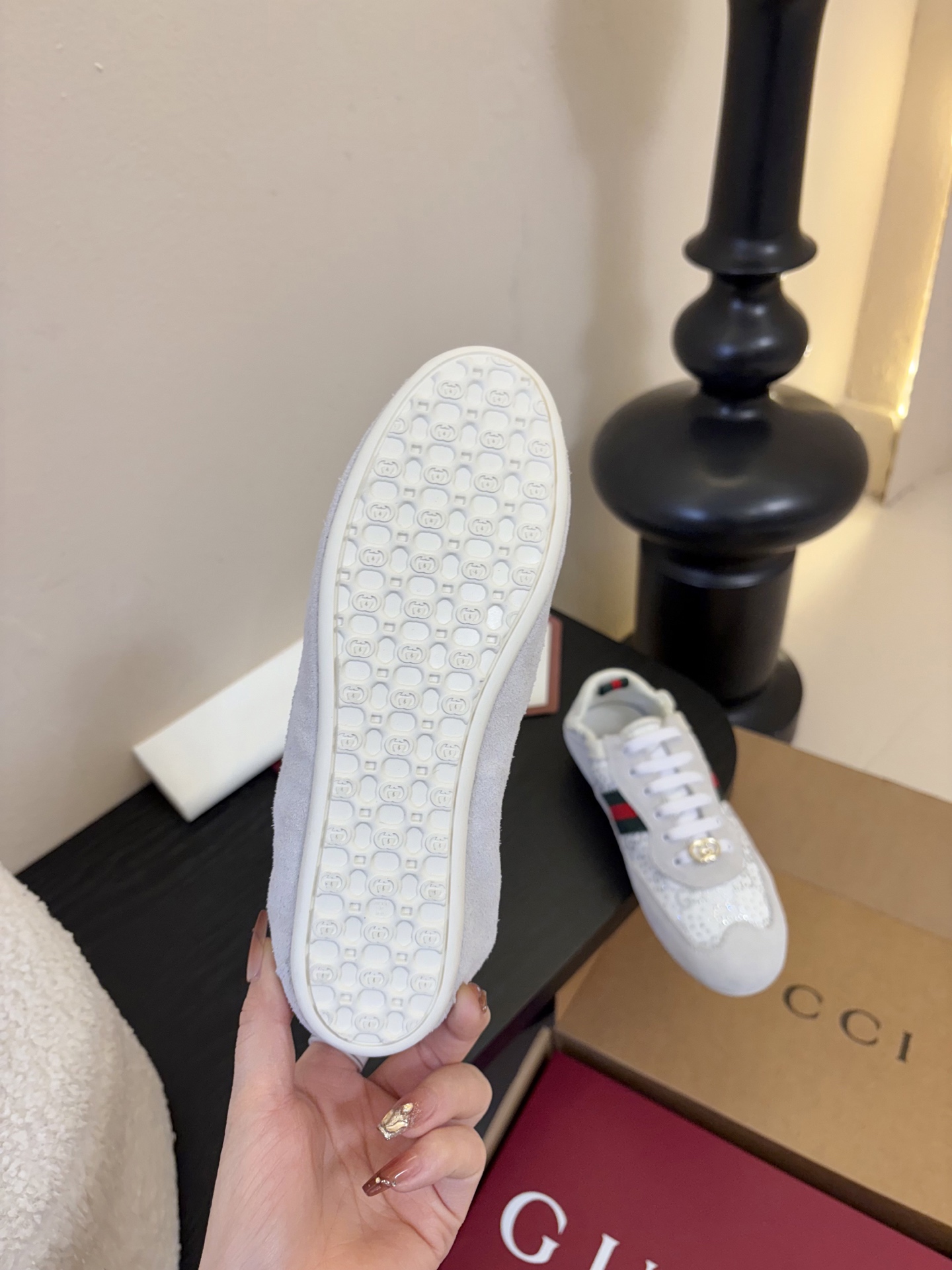 Gucc*26ss经典复古烫钻跑鞋运动鞋休闲鞋鞋面的水钻镶嵌，内衬采用细腻小羊皮，触感亲肤且透气性佳。鞋