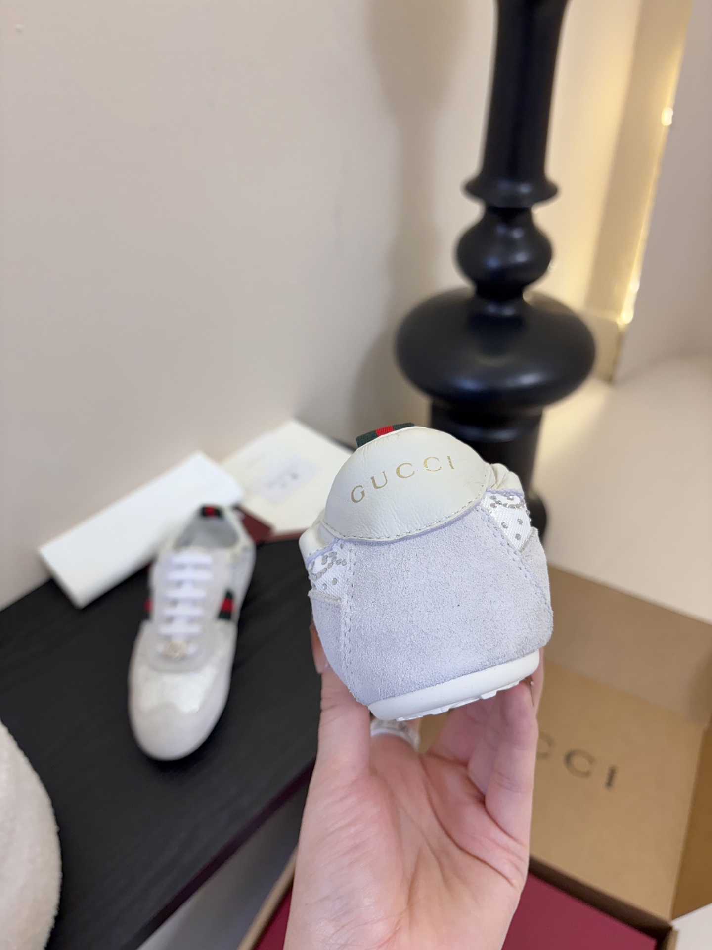 Gucc*26ss经典复古烫钻跑鞋运动鞋休闲鞋鞋面的水钻镶嵌，内衬采用细腻小羊皮，触感亲肤且透气性佳。鞋