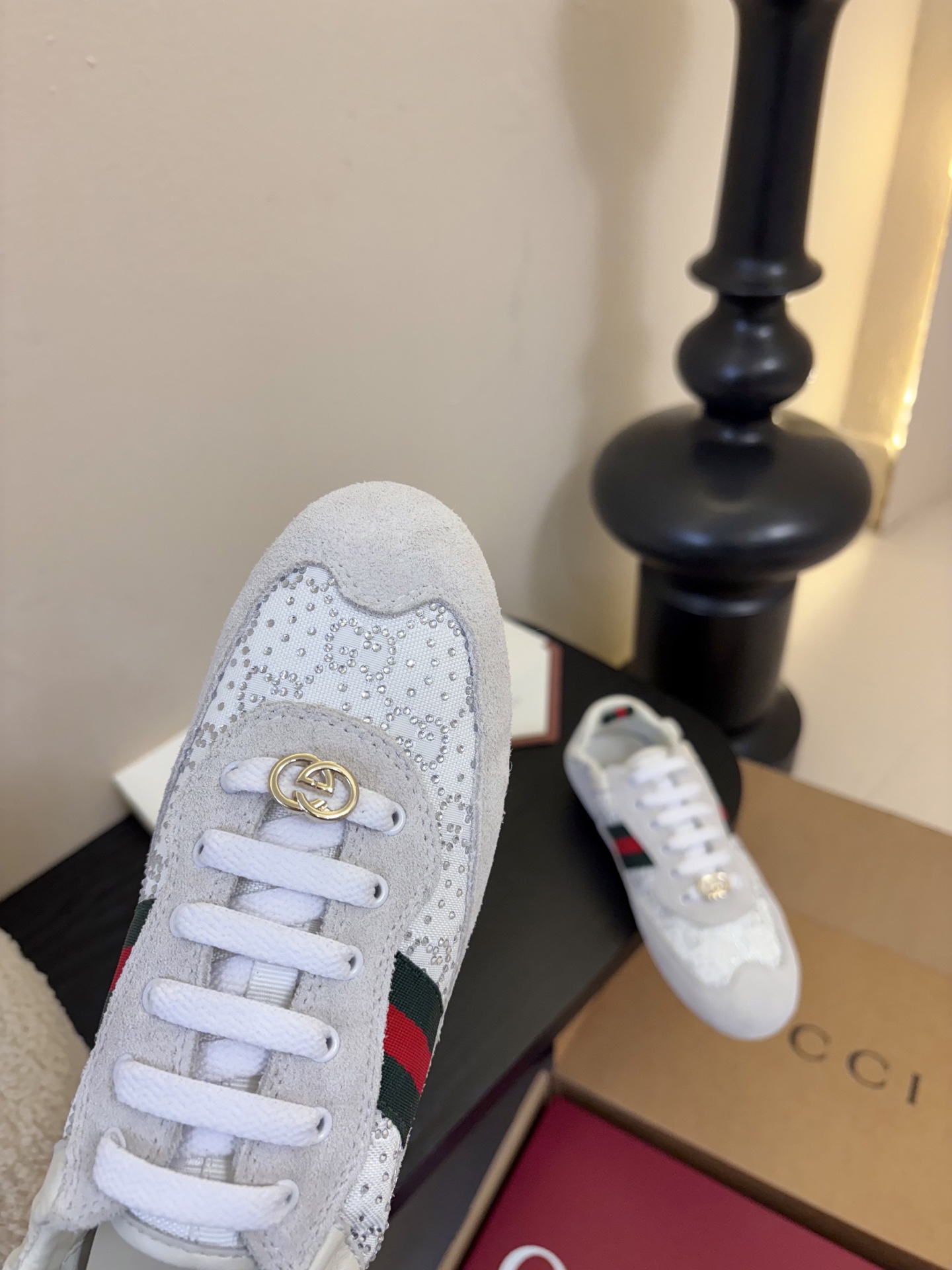 Gucc*26ss经典复古烫钻跑鞋运动鞋休闲鞋鞋面的水钻镶嵌，内衬采用细腻小羊皮，触感亲肤且透气性佳。鞋