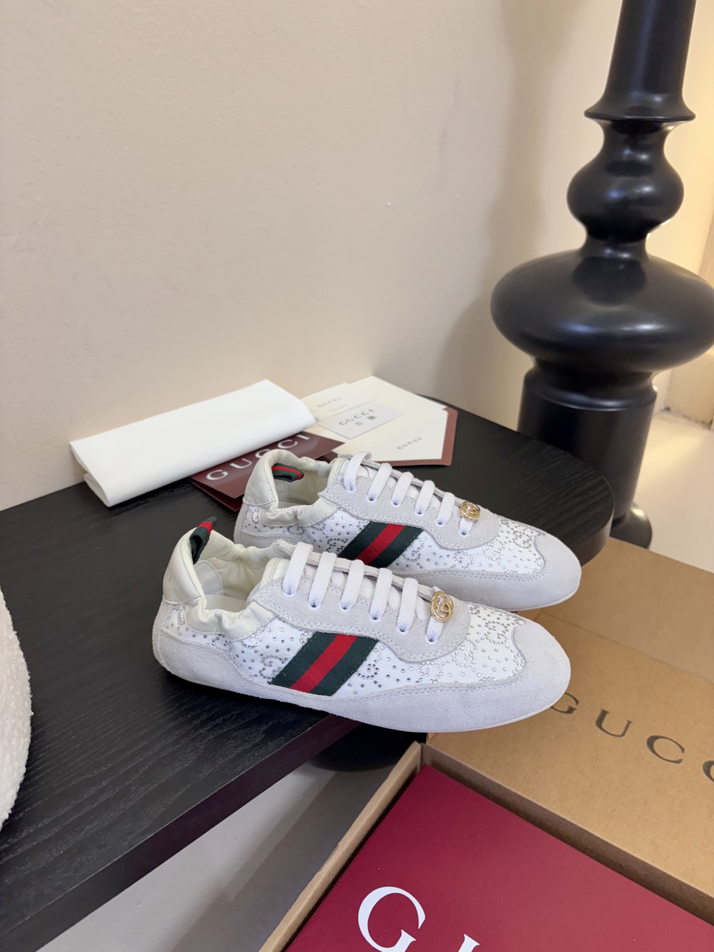 Gucc*26ss经典复古烫钻跑鞋运动鞋休闲鞋鞋面的水钻镶嵌，内衬采用细腻小羊皮，触感亲肤且透气性佳。鞋