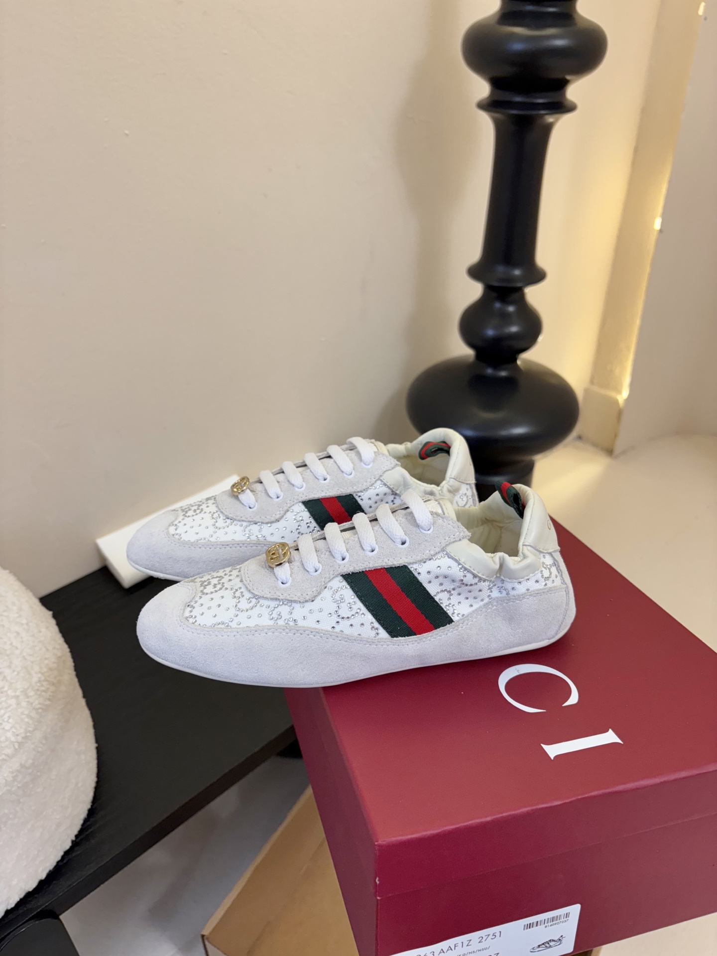 Gucc*26ss经典复古烫钻跑鞋运动鞋休闲鞋鞋面的水钻镶嵌，内衬采用细腻小羊皮，触感亲肤且透气性佳。鞋