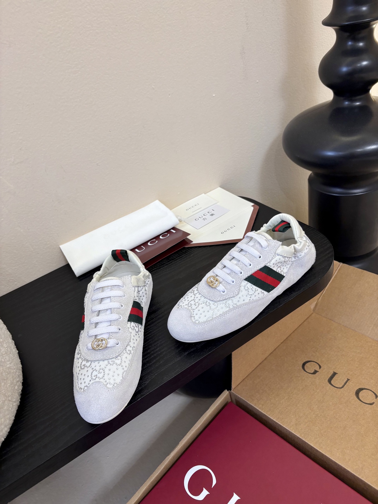 Gucc*26ss经典复古烫钻跑鞋运动鞋休闲鞋鞋面的水钻镶嵌，内衬采用细腻小羊皮，触感亲肤且透气性佳。鞋