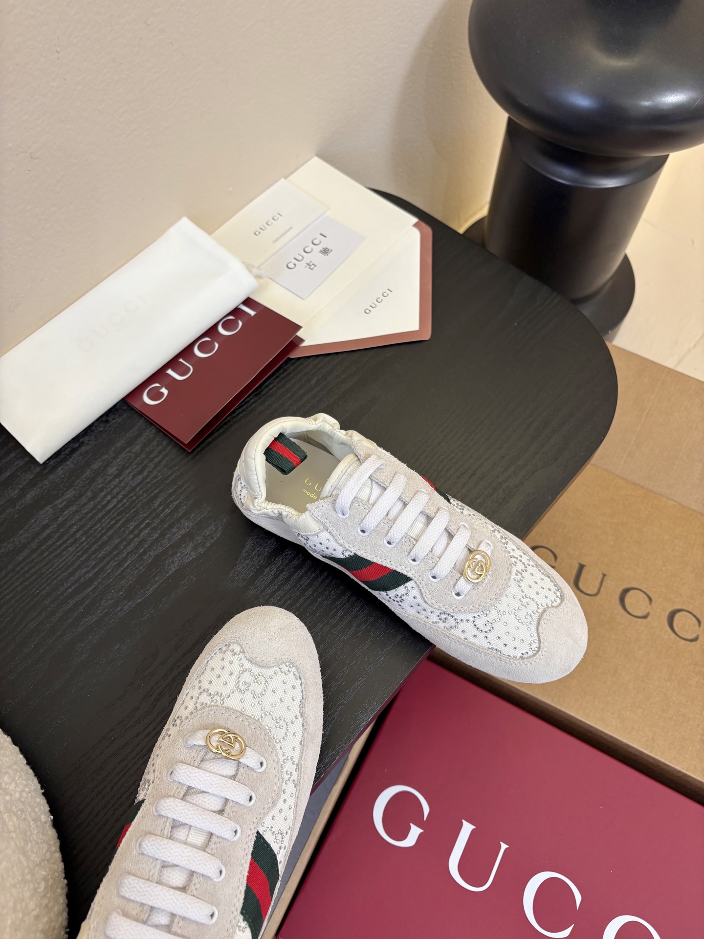 Gucc*26ss经典复古烫钻跑鞋运动鞋休闲鞋鞋面的水钻镶嵌，内衬采用细腻小羊皮，触感亲肤且透气性佳。鞋