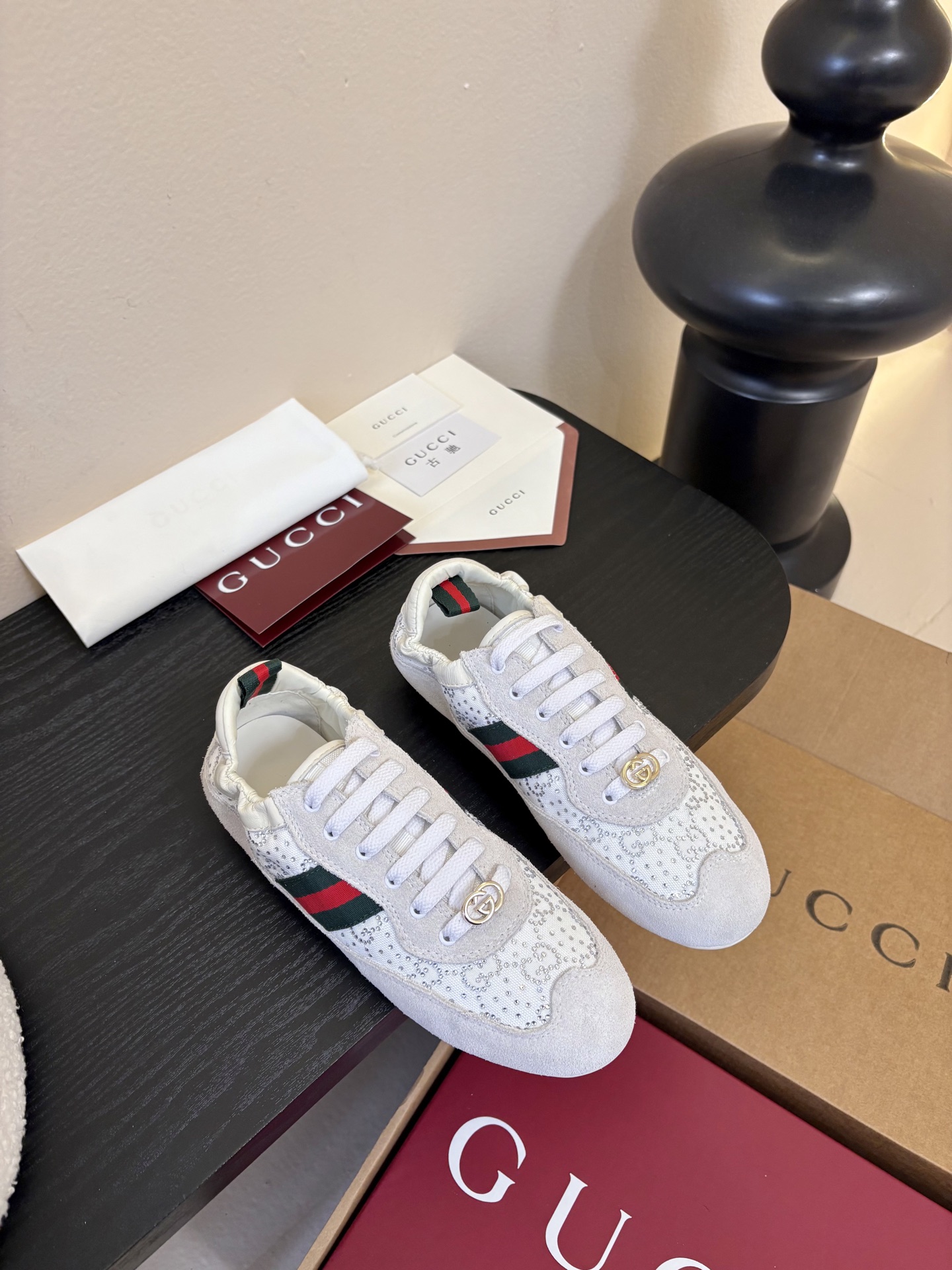 NO:725174,Women's Men's Gucc*26ss classic retro hot-drilled running shoes, sports shoes and casual shoes. The upper is inlaid with rhinestones and the lining is made of fine lambskin, which is skin-friendly and breathable. The rhinestone inlays and lace stitching on the uppers are all hand-finished by Italian workshops, and the details highlight the brand's craftsmanship.  The rubber sole has a built-in cushioning layer, which combines retro style and walking comfort, and the anti-slip texture also improves safety. The combination of red and green webbing + double G logo makes it stand out among many sports shoes. It is an 'atmosphere' item that is both recognizable and practical. The upper is high-mercerized cow suede/hot diamond, and the lining is sheepskin. Outsole Rubber outsole size 35-45 (customized sizes 40, 41, and 45 are not returnable)  Heel height 2cm, casual shoes/sports shoes, gucci, sneakers, sheepskin19860909女款 男款 Gucc*26ss经典复古烫钻跑鞋运动鞋休闲鞋 鞋面的水钻镶嵌,内衬采用细腻小羊皮,触感亲肤且透气性佳.鞋面的水钻镶嵌、蕾丝拼接均由意大利工坊手工完成,细节处彰显品牌工艺. 橡胶鞋底内置缓震层,兼顾了复古造型与行走舒适度,防滑纹路也提升了安全性.红绿织带+双G标识的组合让它在众多运动鞋中脱颖而出,是兼具辨识度与实穿性的“氛围感”单品. 鞋面高丝光牛反绒/烫钻 内里羊皮 大底橡胶大底 size35-45码（40、41、45码定制不退换） 跟高2cm,休闲鞋/运动鞋,gucci,sneakers,sheepskin,Women's Shoes