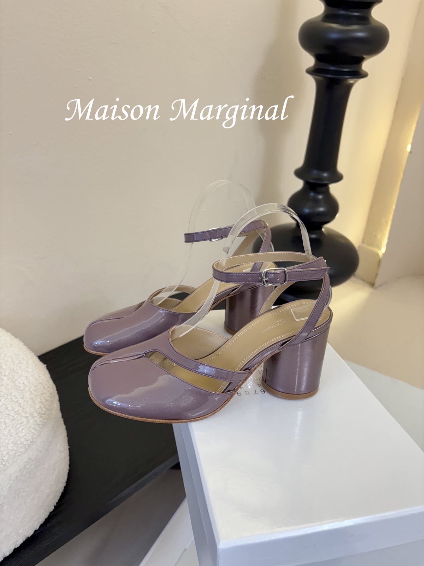 飞机盒MaisonMargiela｜MM6马吉拉tabi分趾后空脚环扣带粗跟凉鞋刻着“时髦”两字的猪蹄分