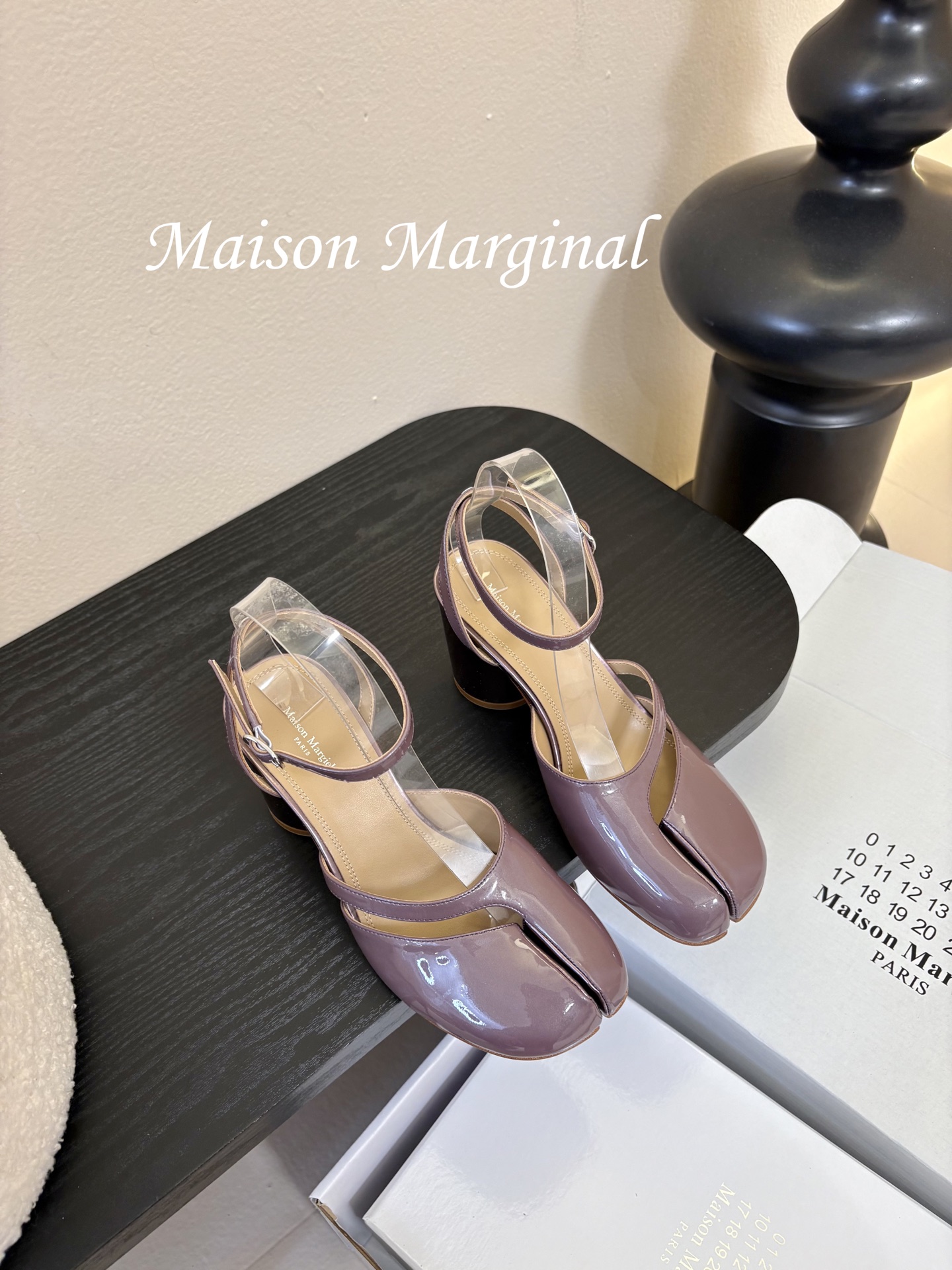 飞机盒MaisonMargiela｜MM6马吉拉tabi分趾后空脚环扣带粗跟凉鞋刻着“时髦”两字的猪蹄分