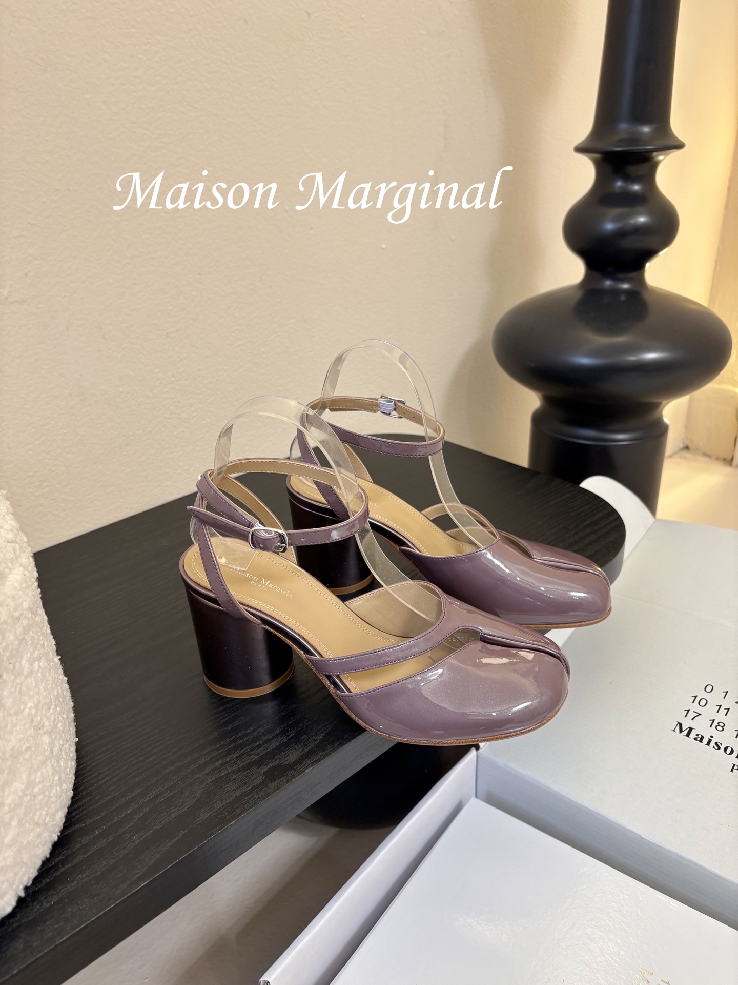 飞机盒MaisonMargiela｜MM6马吉拉tabi分趾后空脚环扣带粗跟凉鞋刻着“时髦”两字的猪蹄分