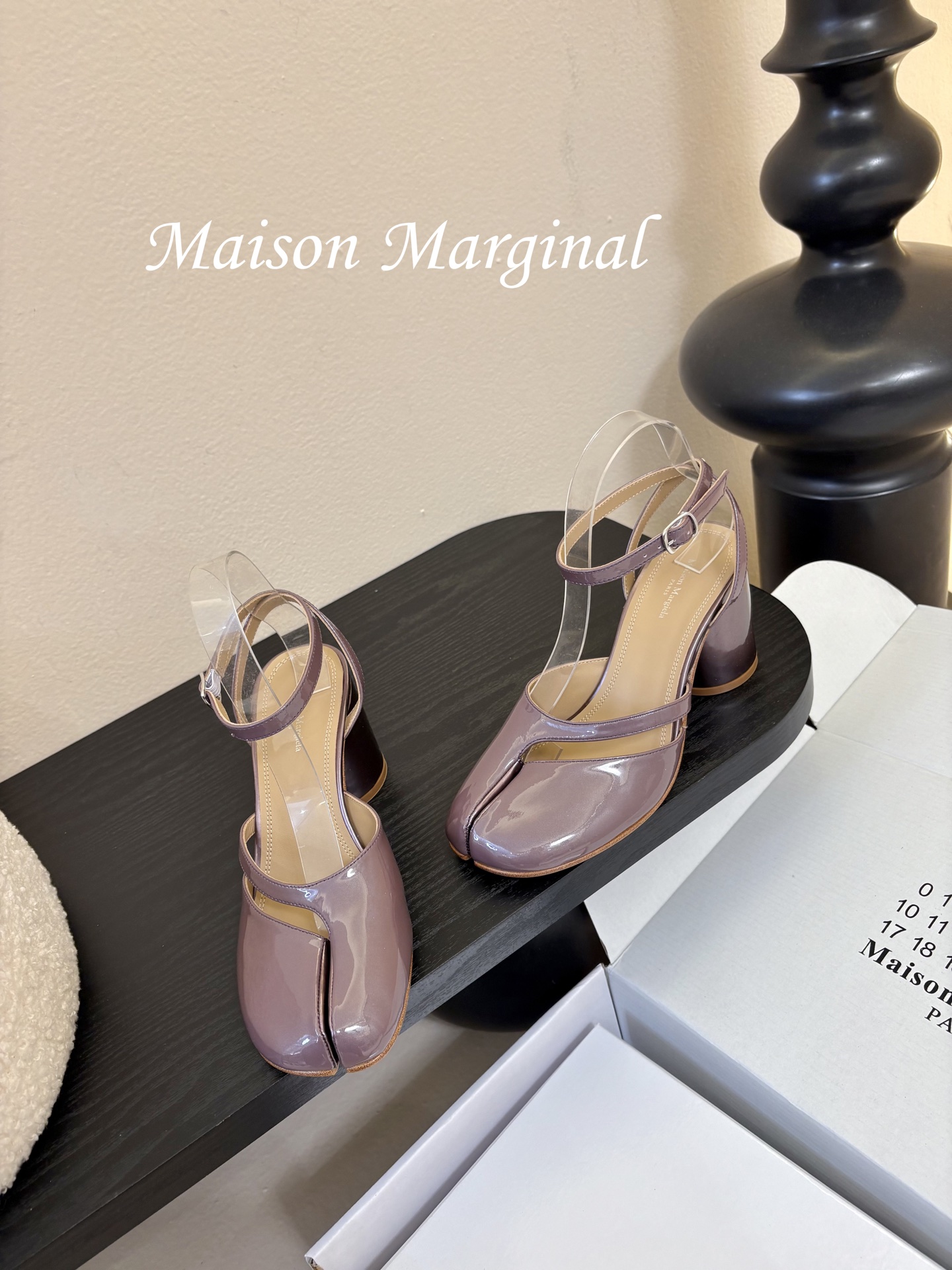 飞机盒MaisonMargiela｜MM6马吉拉tabi分趾后空脚环扣带粗跟凉鞋刻着“时髦”两字的猪蹄分