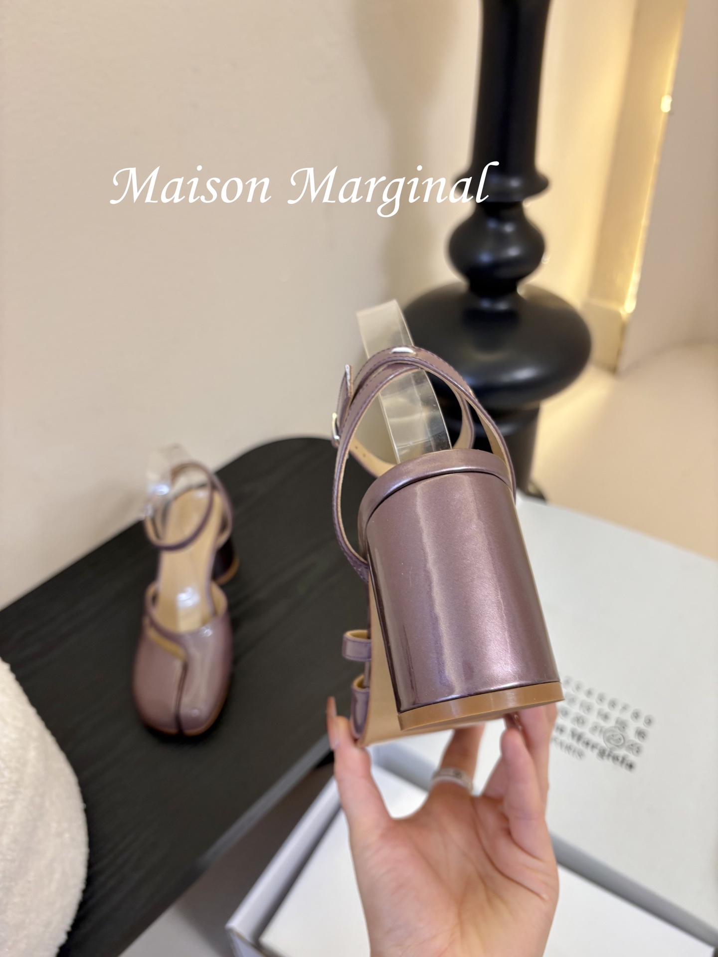 飞机盒MaisonMargiela｜MM6马吉拉tabi分趾后空脚环扣带粗跟凉鞋刻着“时髦”两字的猪蹄分