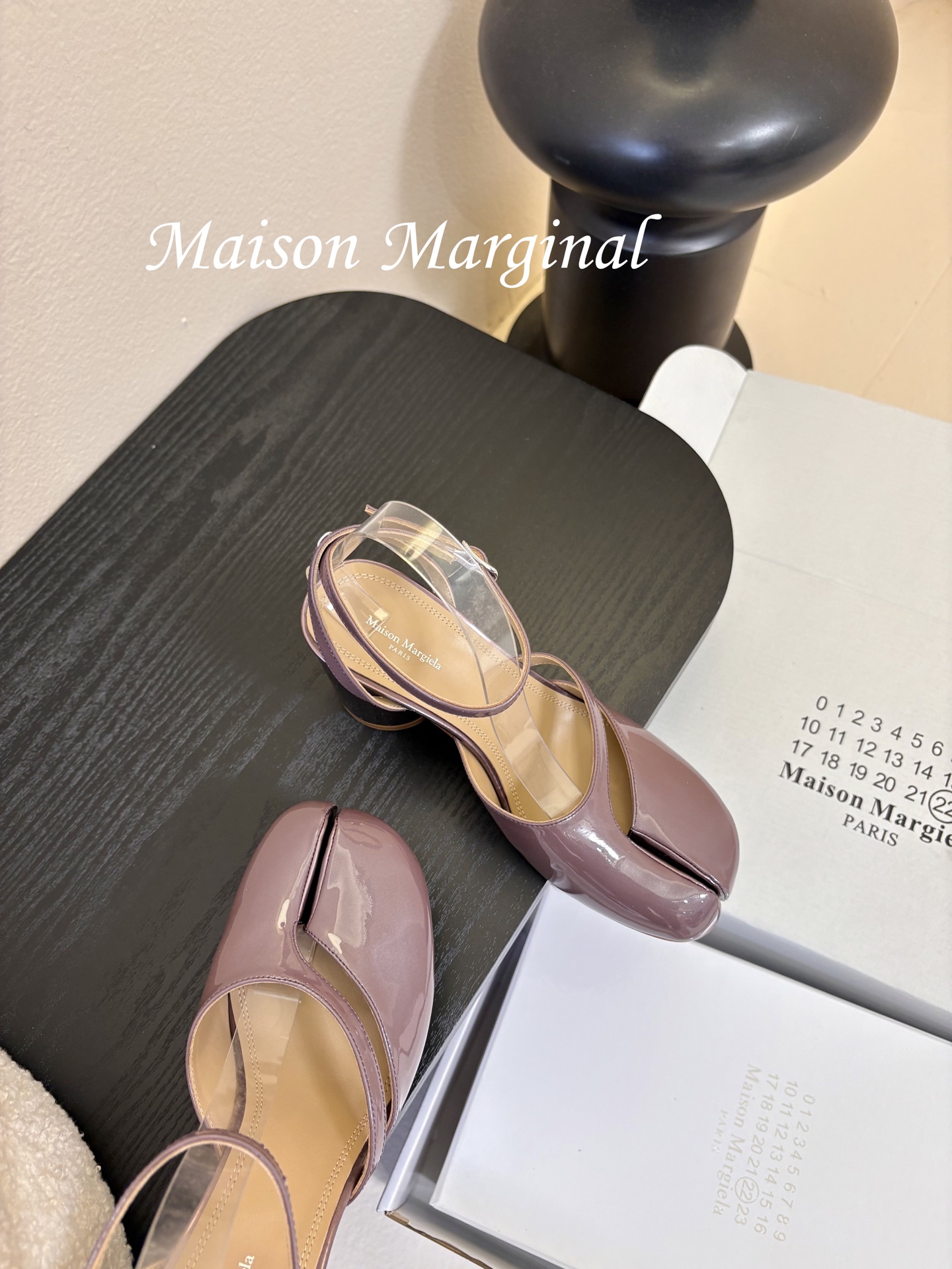 飞机盒MaisonMargiela｜MM6马吉拉tabi分趾后空脚环扣带粗跟凉鞋刻着“时髦”两字的猪蹄分