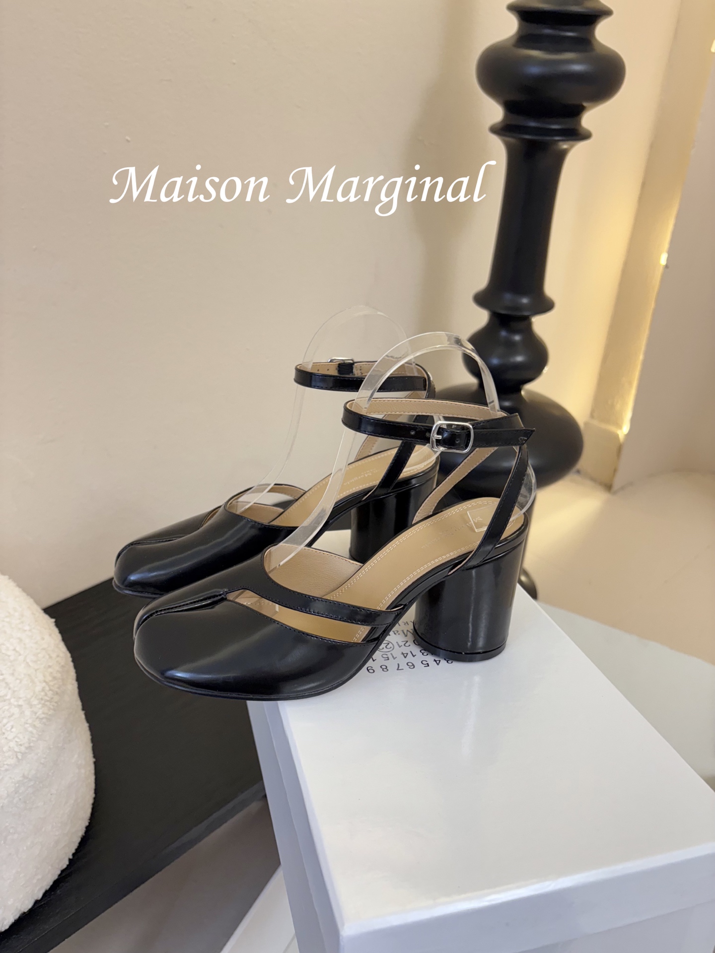 飞机盒MaisonMargiela｜MM6马吉拉tabi分趾后空脚环扣带粗跟凉鞋刻着“时髦”两字的猪蹄分
