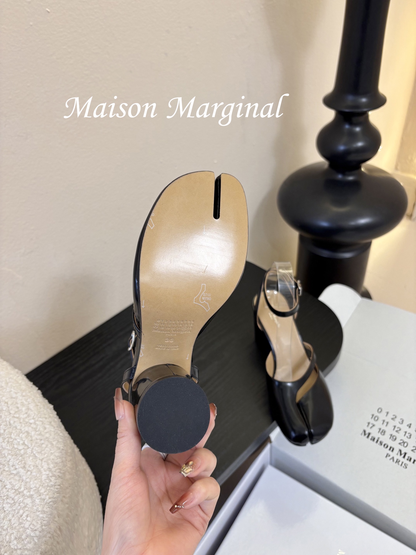 飞机盒MaisonMargiela｜MM6马吉拉tabi分趾后空脚环扣带粗跟凉鞋刻着“时髦”两字的猪蹄分