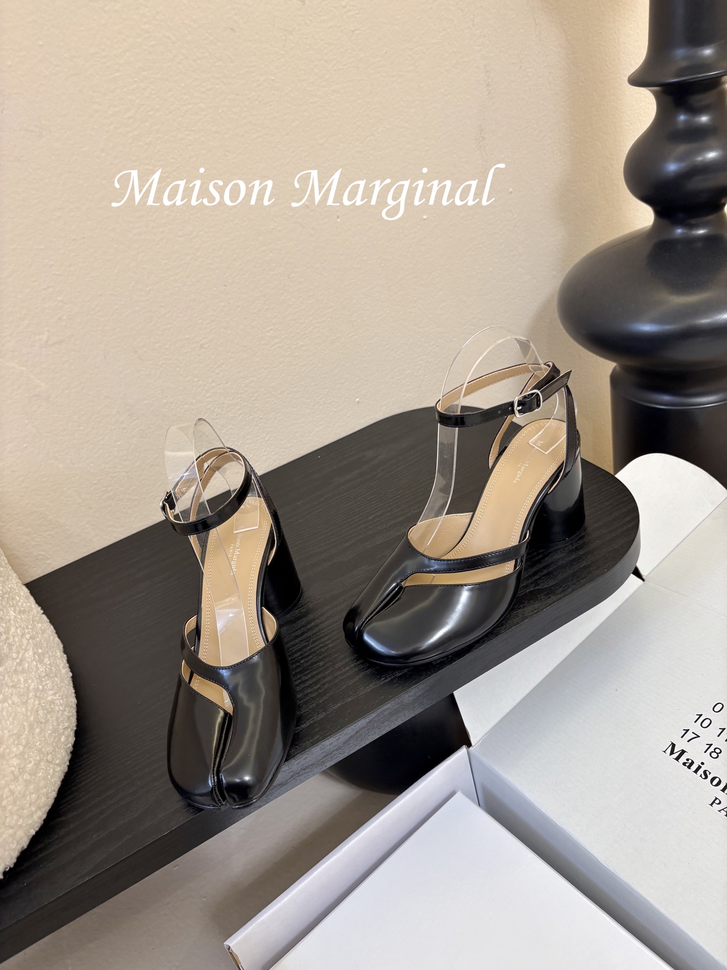 飞机盒MaisonMargiela｜MM6马吉拉tabi分趾后空脚环扣带粗跟凉鞋刻着“时髦”两字的猪蹄分