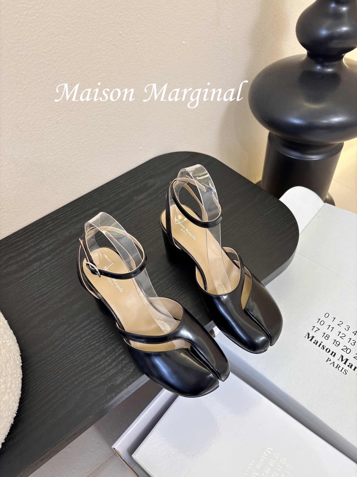 NO:723520,Airplane box MaisonMargiela｜MM6 Margiela tabi split-toe sandals with buckle straps and thick heels Pig's trotter split-toe shoes engraved with the word 'fashionable' This time they have been upgraded on the original basis. The position of the split-toe slit is really a detail of the craftsmanship. A lot of time has been spent to ensure the comfort of the shoes. They are both comfortable and versatile for the feet. There is no need for a running-in period. They are still made of imported cowhide leather. One word is 'soft'  The delicate texture is visible to the naked eye. You don’t want to take it off when you put it on. You won’t feel foreign when you wear it on bare feet. Hurry up and get a pair. Open-edge beaded cowhide for the upper, cowhide for the lining/foot pads, Italian cowhide outsole, Size 35-39 (customized 40/41), split-toe shoes, masion margiela, masion margiela, sandals, cowhide19860909飞机盒 MaisonMargiela｜MM6马吉拉tabi分趾后空脚环扣带粗跟凉鞋 刻着“时髦”两字的猪蹄分趾鞋 这次在原来的基础上又做了升级 分趾开衩位置真的是考究工艺的细节点 花费了超多时间去保证鞋子的舒适度 上脚既舒适又百搭 完全无需磨合期 依旧采用进口全牛皮材质 一个字“软” 肉眼可见的细腻质感 穿上完全不想脱下来 光脚穿也不会有异物感 赶紧人手一双吧 鞋面开边珠牛皮 内里/垫脚牛皮 大底意大利牛皮大底 Size35-39（40/41定制）,分趾鞋,masion margiela,masion margiela,sandals,cowhide,Women's Shoes