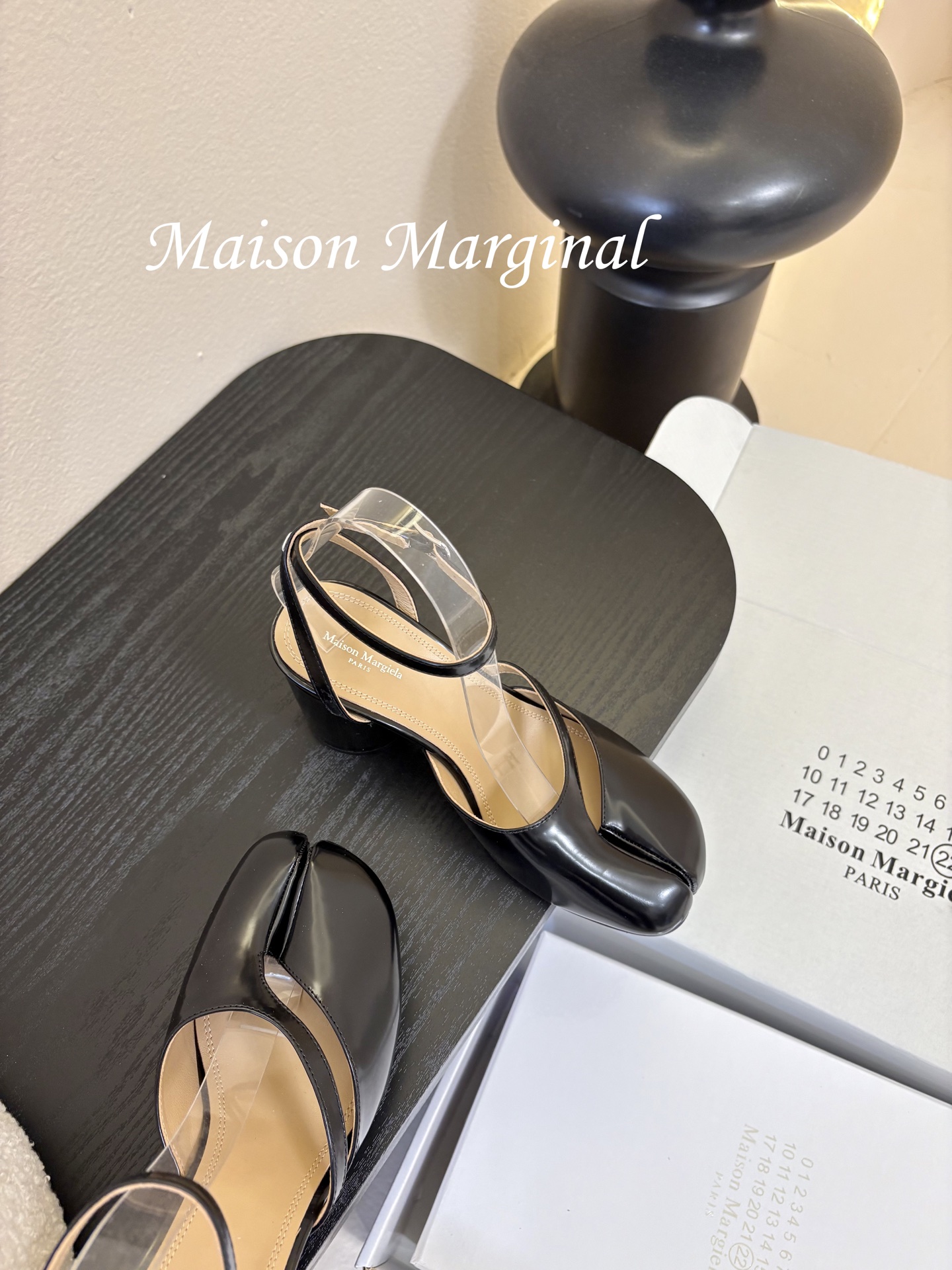 飞机盒MaisonMargiela｜MM6马吉拉tabi分趾后空脚环扣带粗跟凉鞋刻着“时髦”两字的猪蹄分