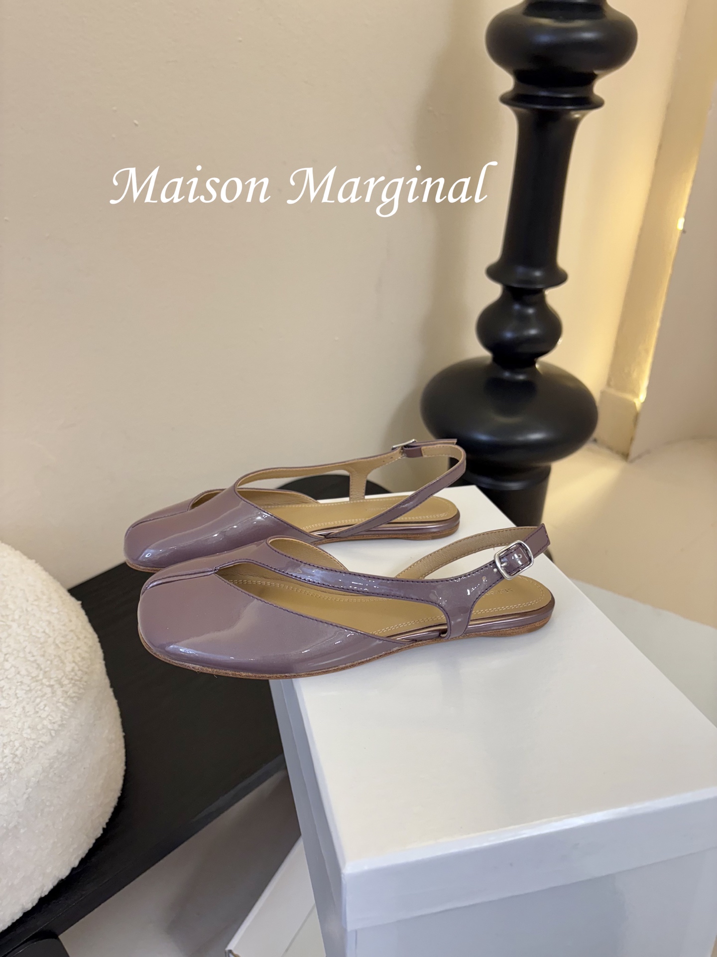 飞机盒MaisonMargiela｜MM6马吉拉tabi分趾后空脚环扣带粗跟凉鞋刻着“时髦”两字的猪蹄分