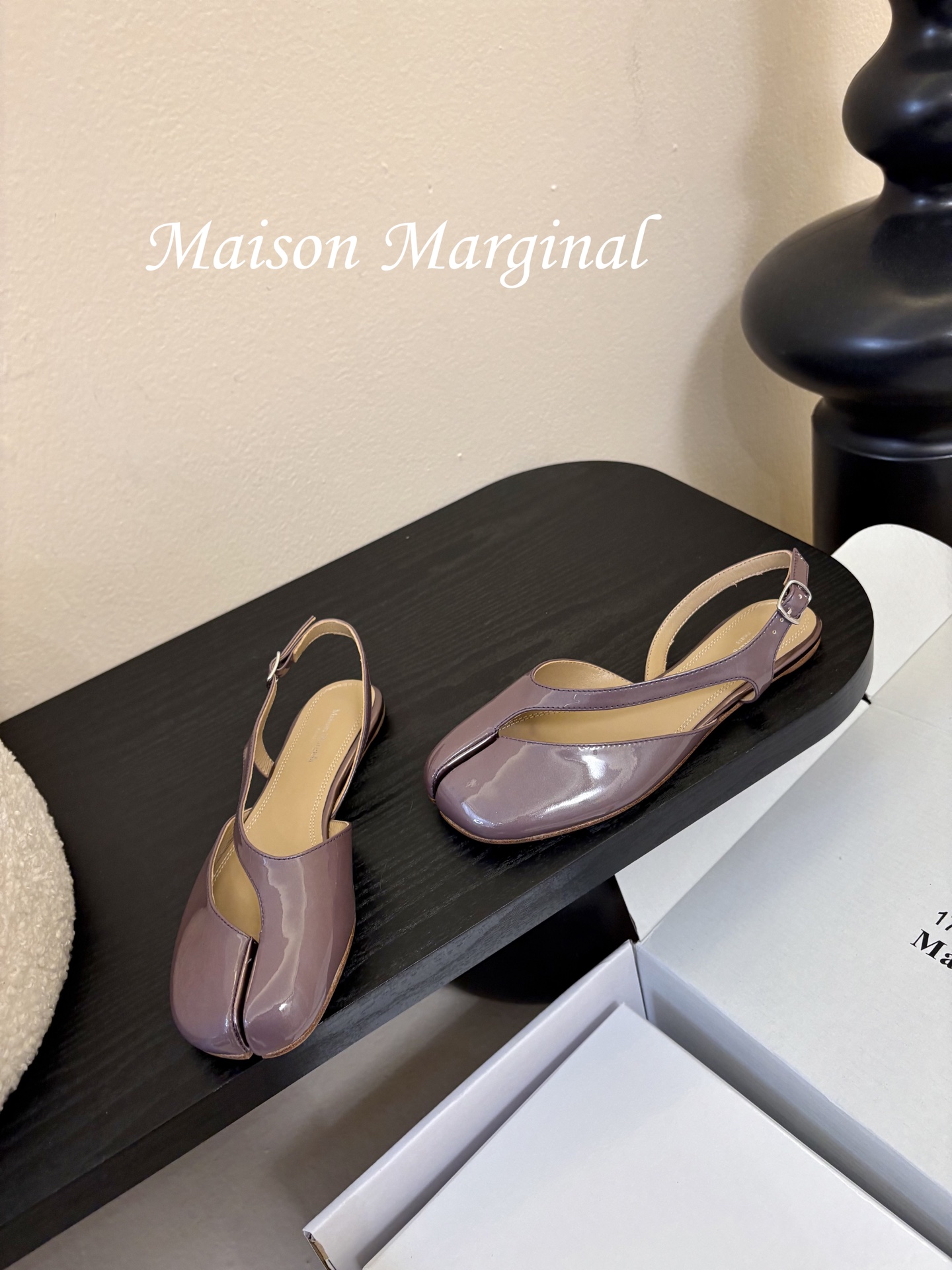 飞机盒MaisonMargiela｜MM6马吉拉tabi分趾后空脚环扣带粗跟凉鞋刻着“时髦”两字的猪蹄分