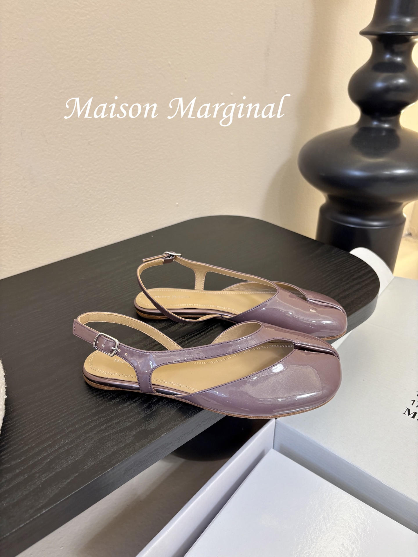 飞机盒MaisonMargiela｜MM6马吉拉tabi分趾后空脚环扣带粗跟凉鞋刻着“时髦”两字的猪蹄分