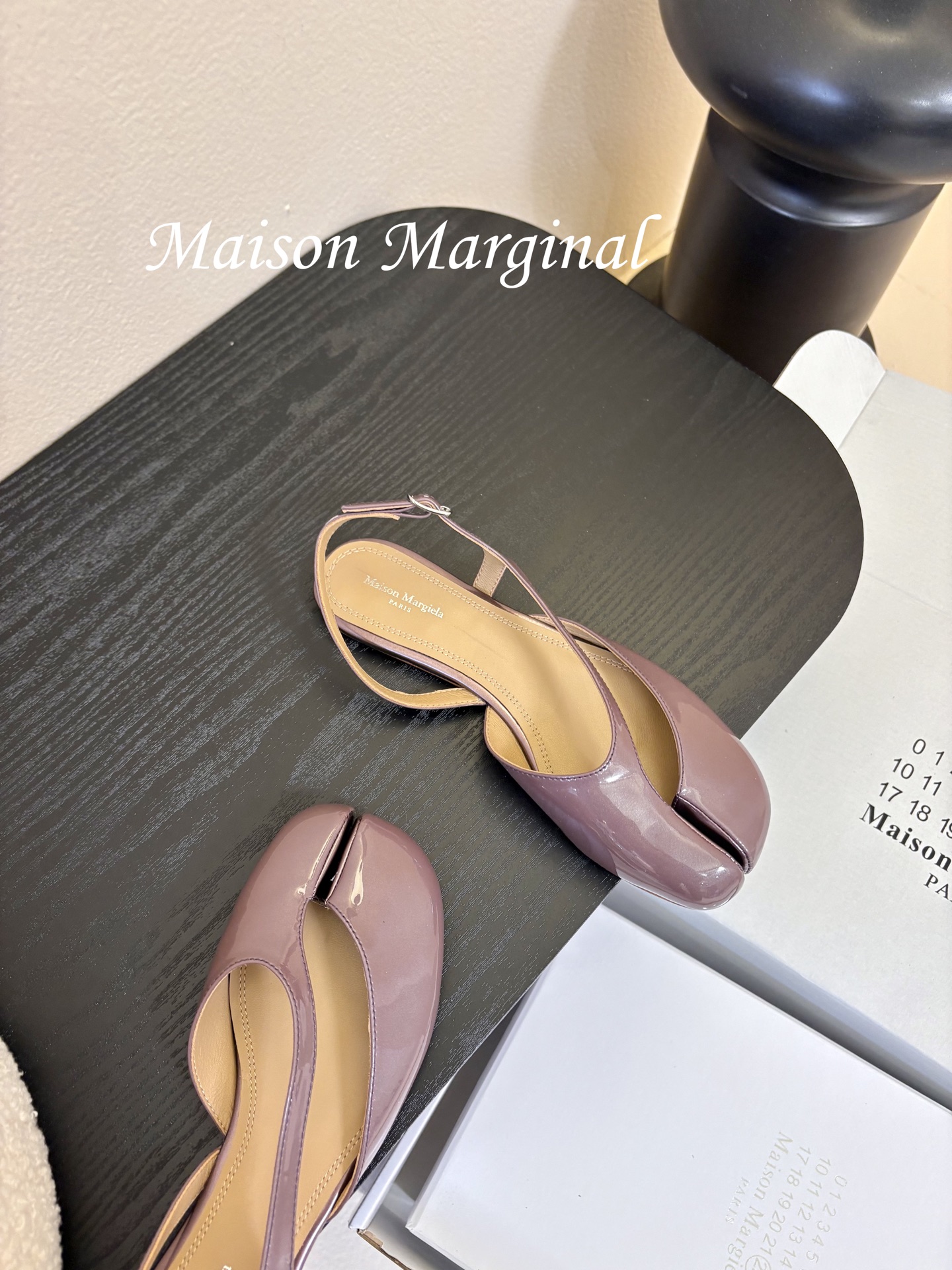 飞机盒MaisonMargiela｜MM6马吉拉tabi分趾后空脚环扣带粗跟凉鞋刻着“时髦”两字的猪蹄分